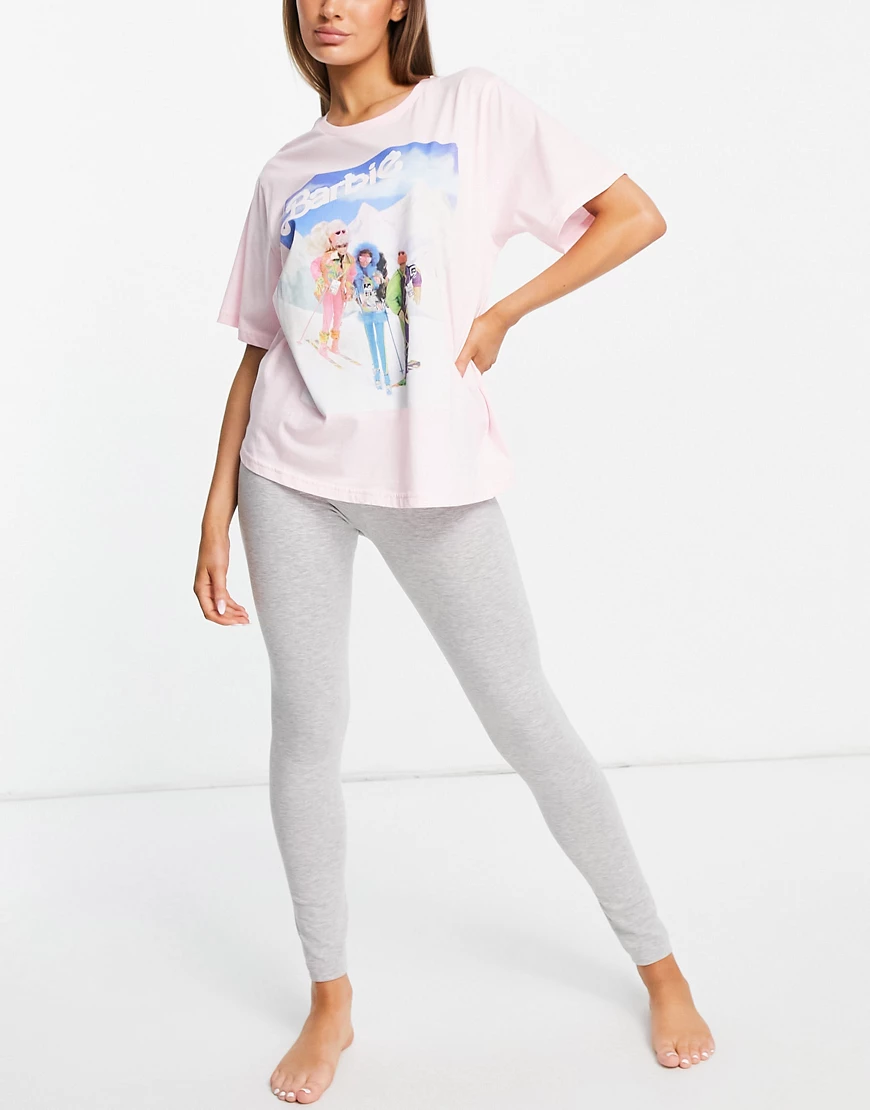 ASOS DESIGN – Barbie & Friends – Pyjama in Rosa und Grau mit T-Shirt mit Sk günstig online kaufen