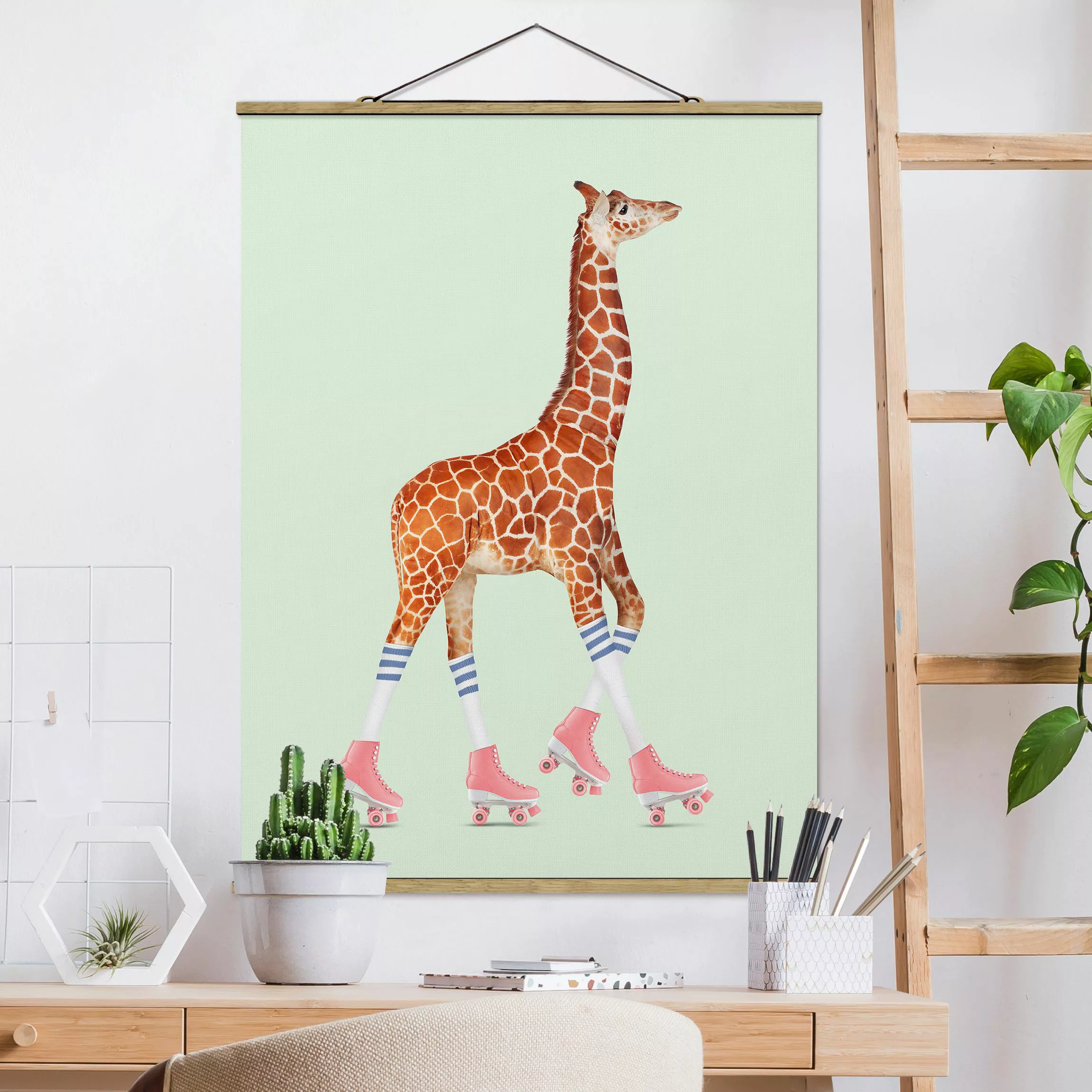 Stoffbild Tiere mit Posterleisten - Hochformat Giraffe mit Rollschuhen günstig online kaufen