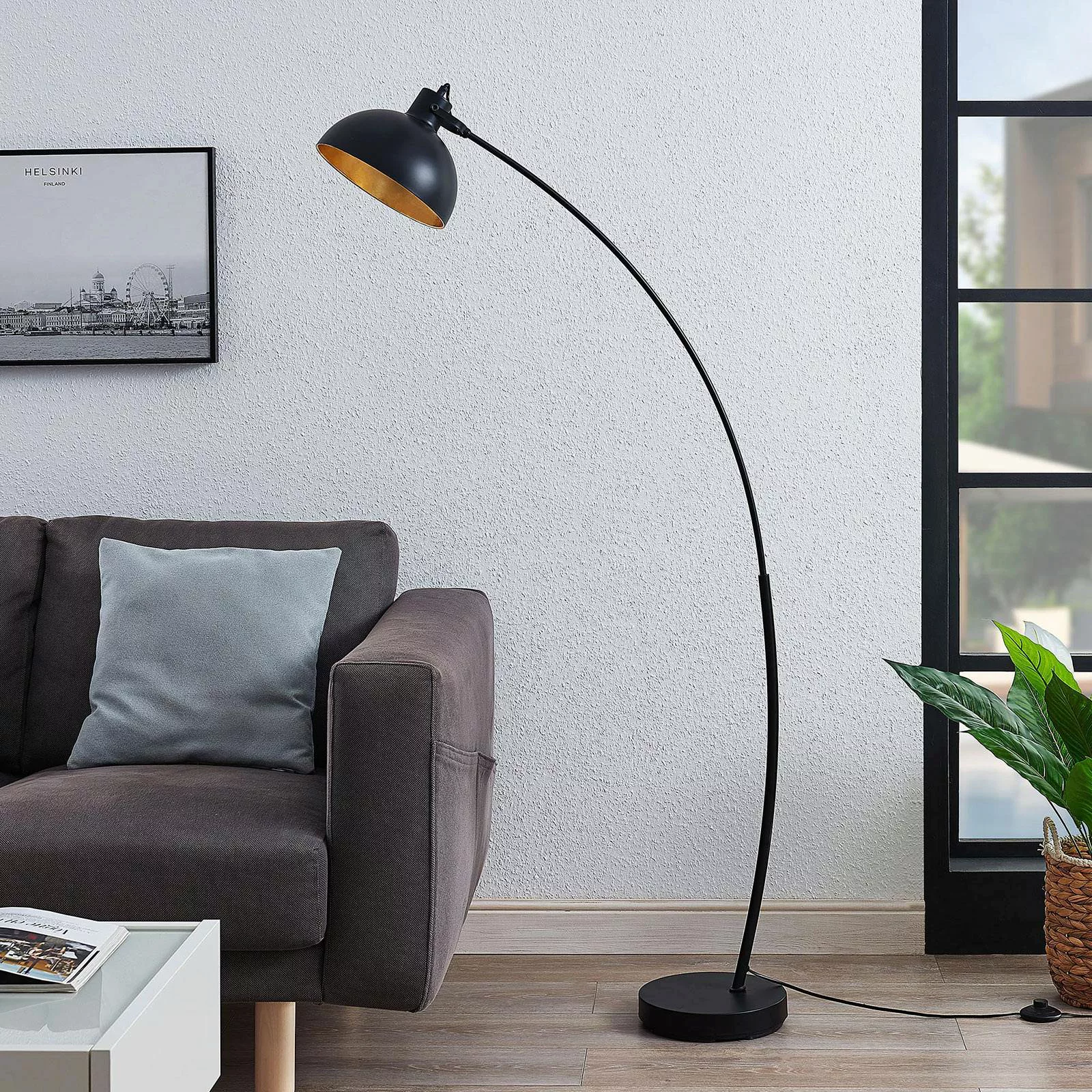 Lindby Bogenstehlampe Phileas, schwarz-gold, Metall, 155 cm günstig online kaufen