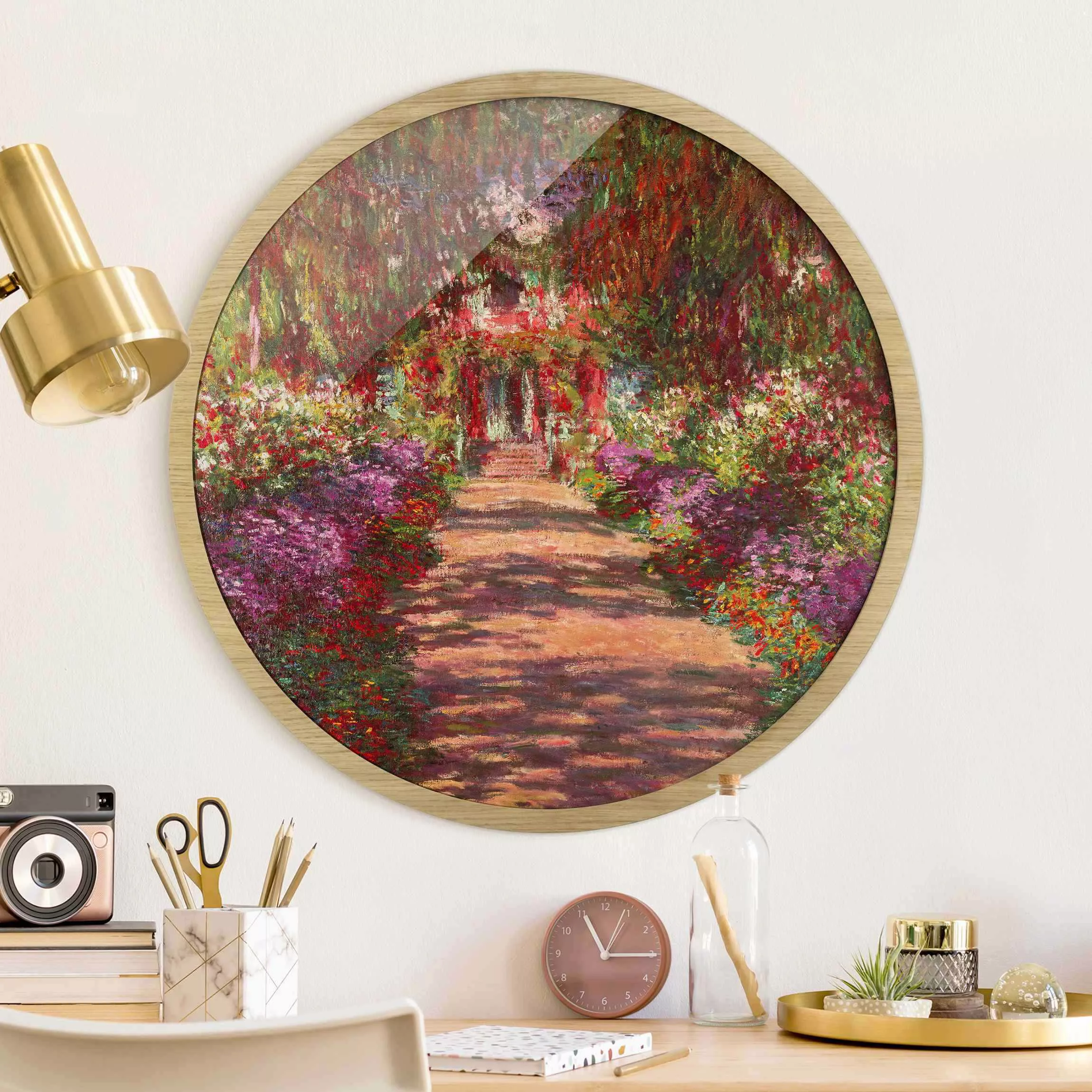 Rundes Gerahmtes Bild Claude Monet - Weg in Monets Garten in Giverny günstig online kaufen