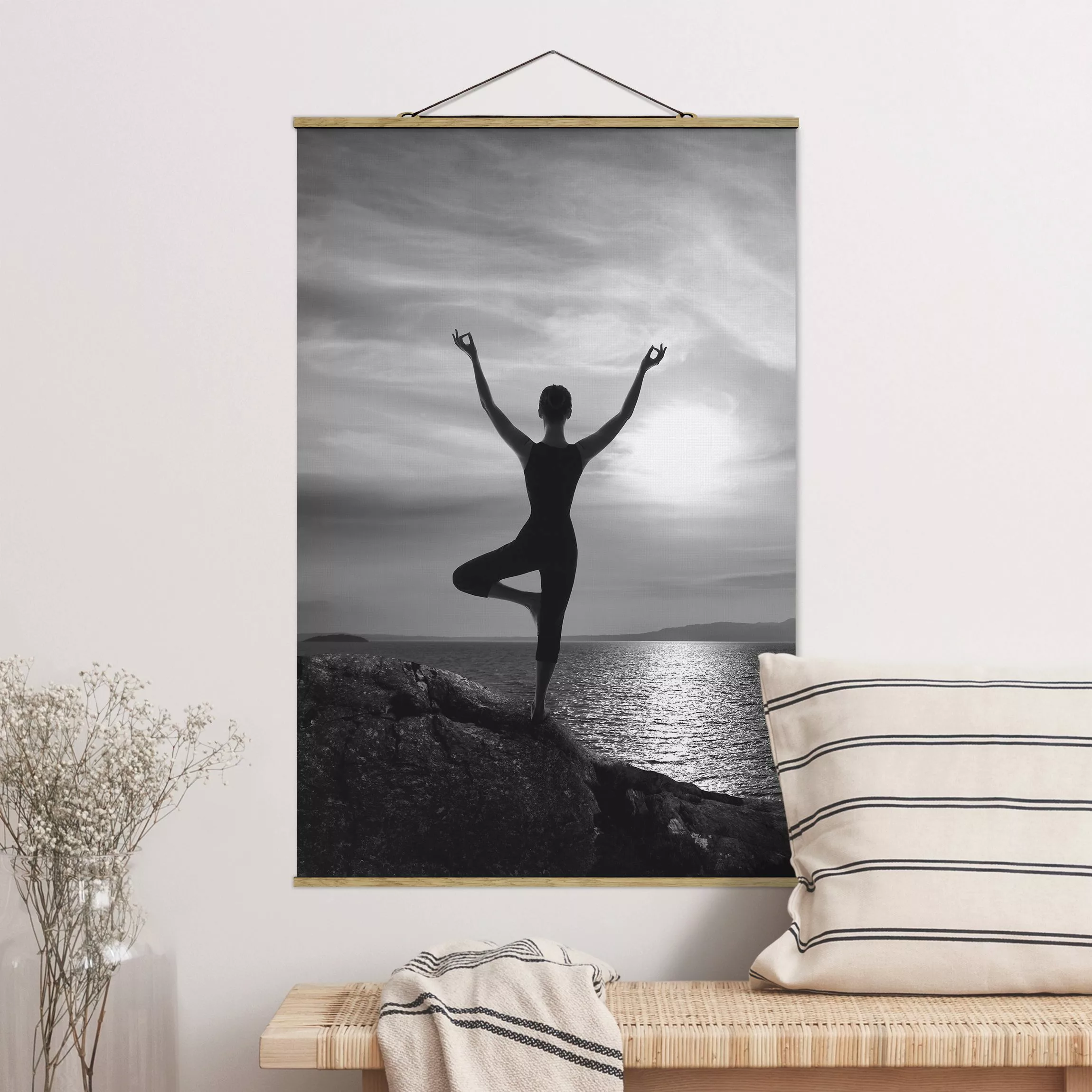 Stoffbild Portrait mit Posterleisten - Hochformat Yoga schwarz weiß günstig online kaufen