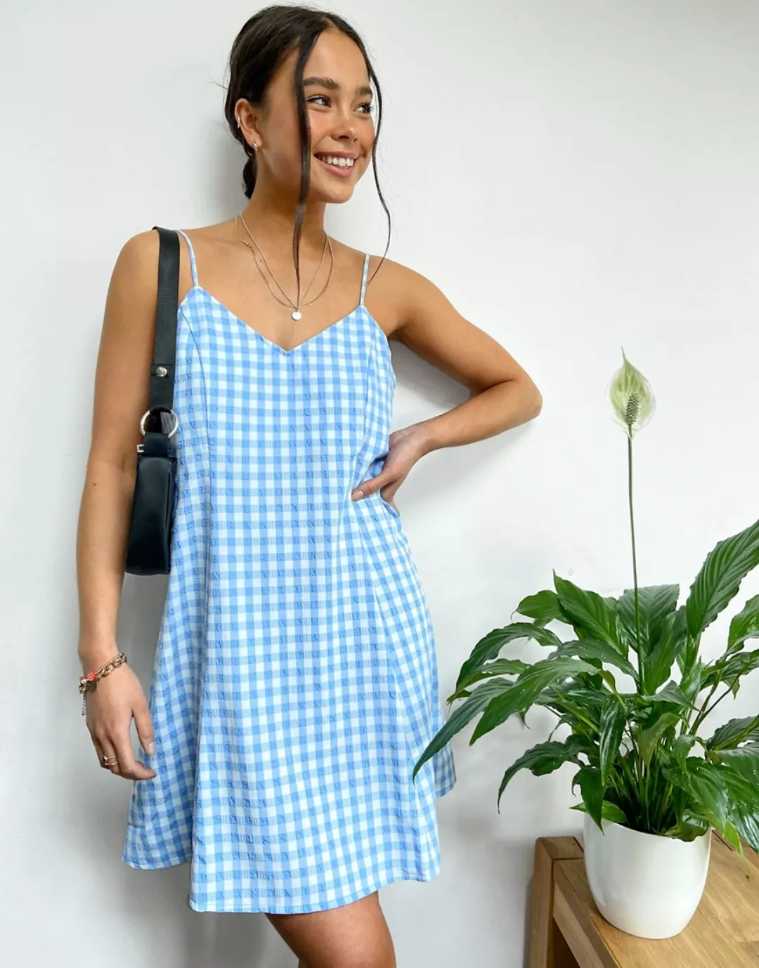 Weekday – Fawn – Minikleid mit schmalen Trägern und blauem Karomuster günstig online kaufen