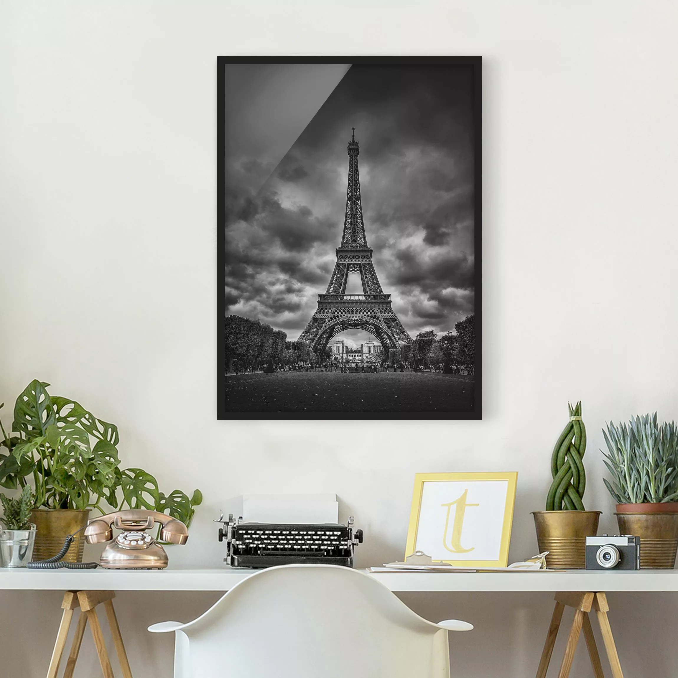 Bild mit Rahmen - Hochformat Eiffelturm vor Wolken schwarz-weiß günstig online kaufen