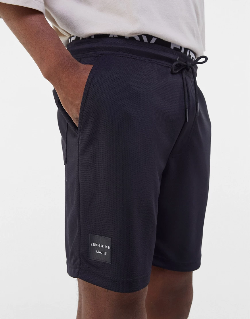 Bershka – Mesh-Shorts mit doppeltem Bund in Schwarz-Weiß günstig online kaufen