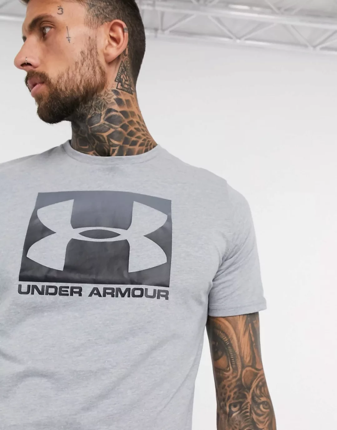 Under Armour – Training Boxed – T-Shirt mit Logo in Grau günstig online kaufen