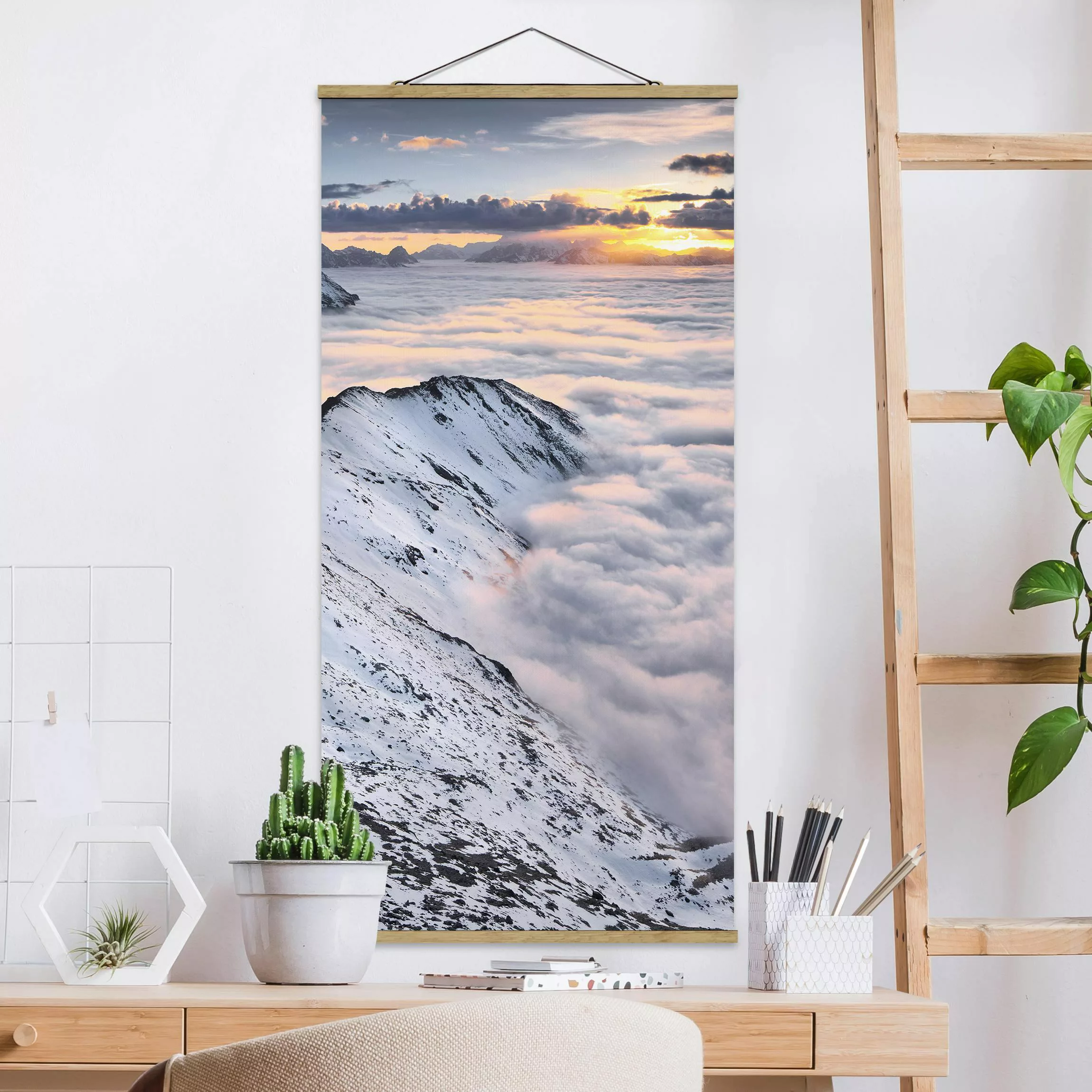 Stoffbild Berge mit Posterleisten - Hochformat Blick über Wolken und Berge günstig online kaufen