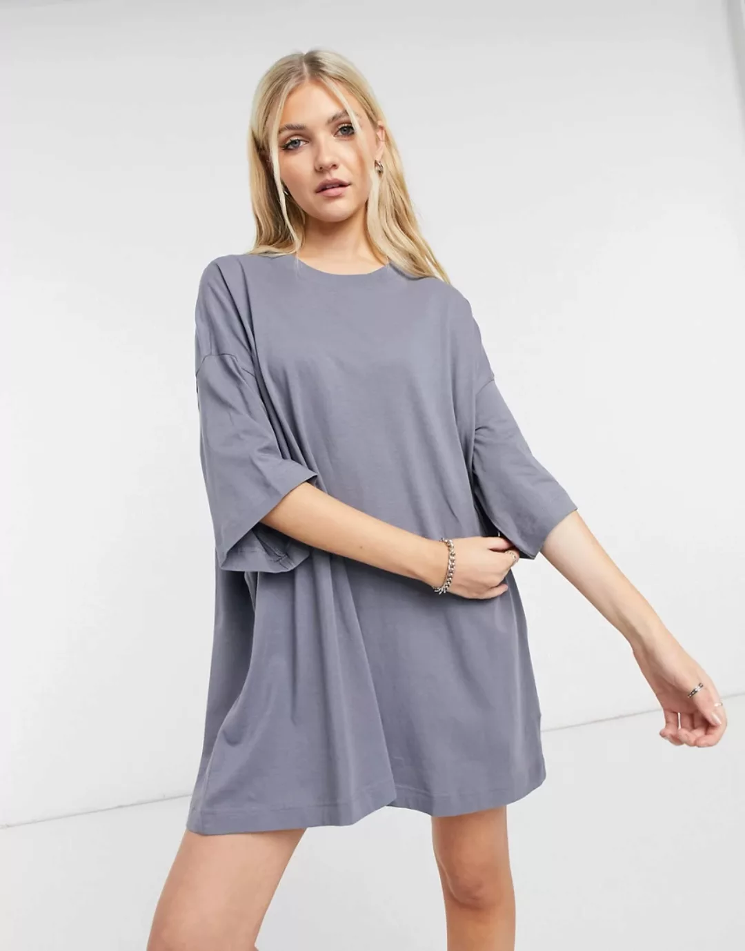 Weekday – Huge – T-Shirt-Kleid aus Bio-Baumwolle in Blau günstig online kaufen