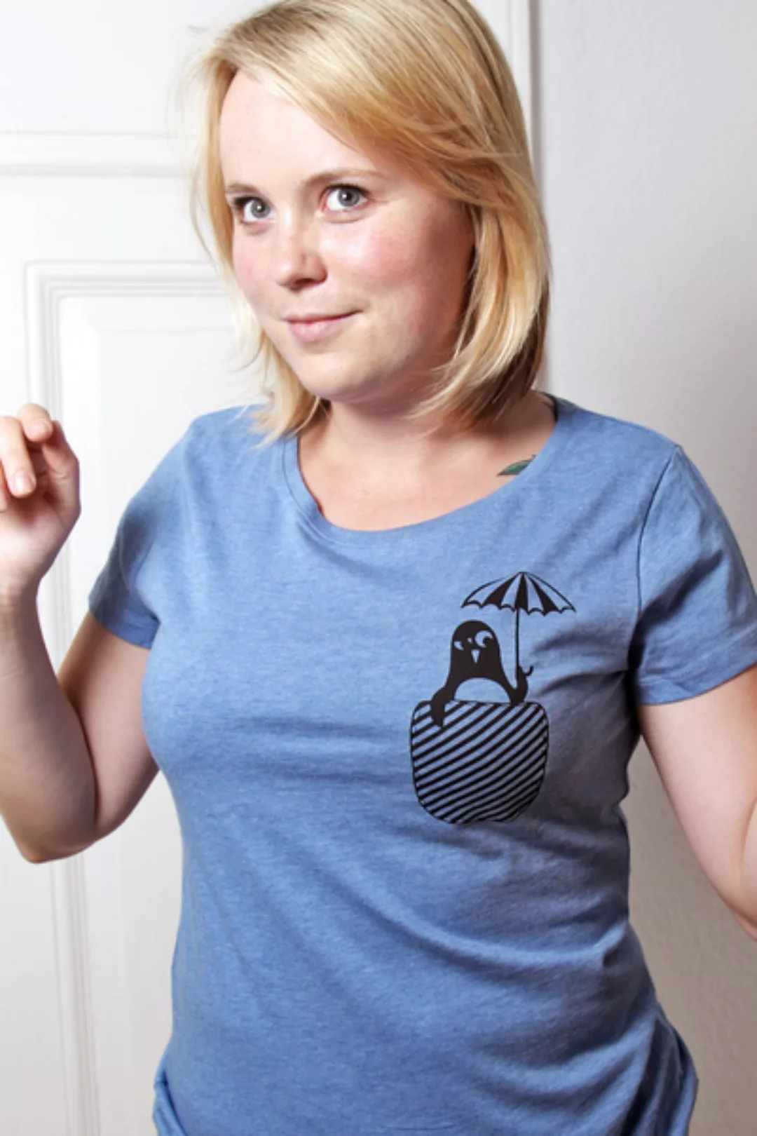 Pinguin Mit Schirm / Brusttasche - Fair Wear Bio Frauen T-shirt - Blau günstig online kaufen