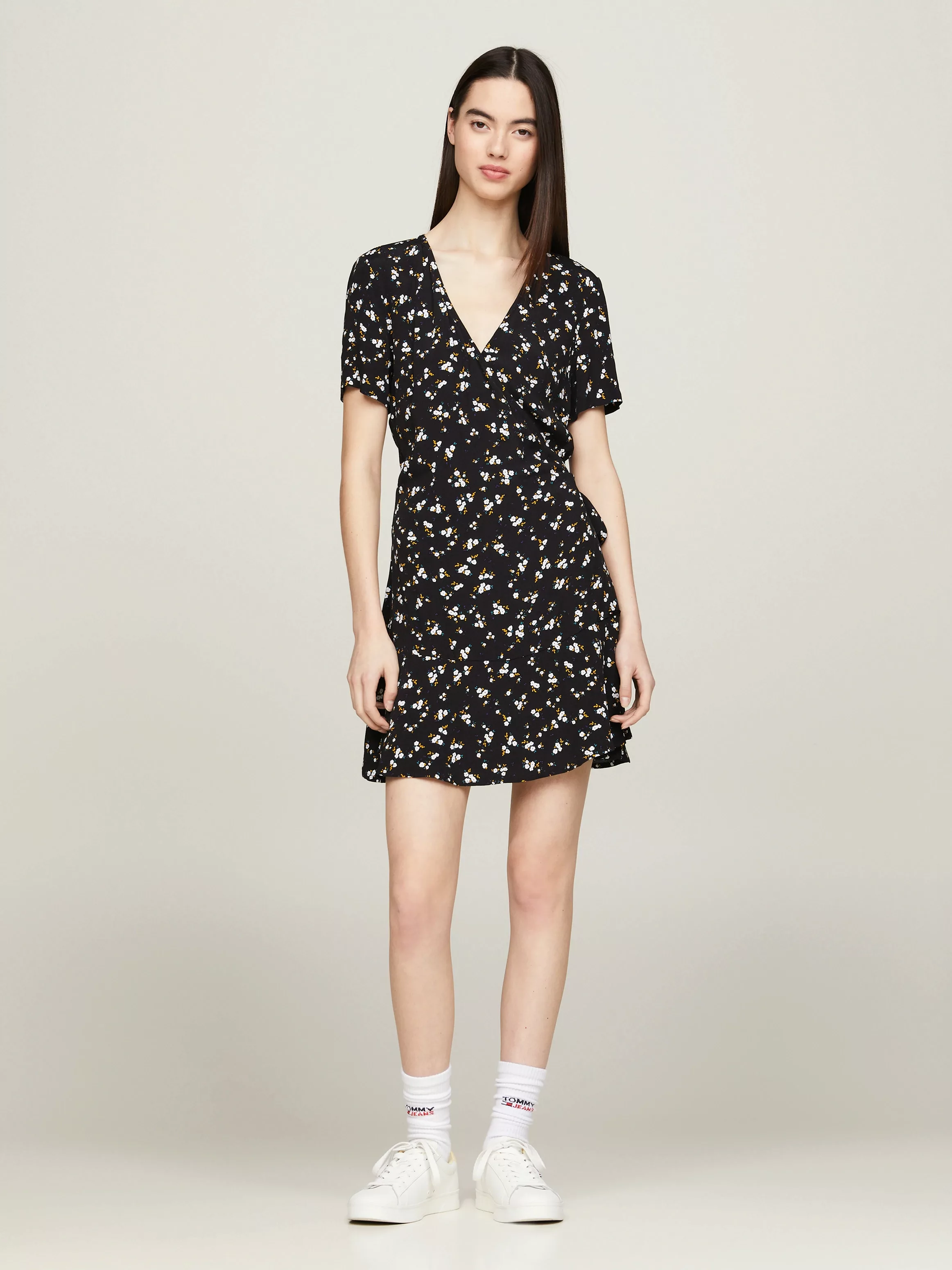 Tommy Jeans Wickelkleid TJW FLORAL RUFFLE WRAP DRESS mit V-Ausschnitt günstig online kaufen