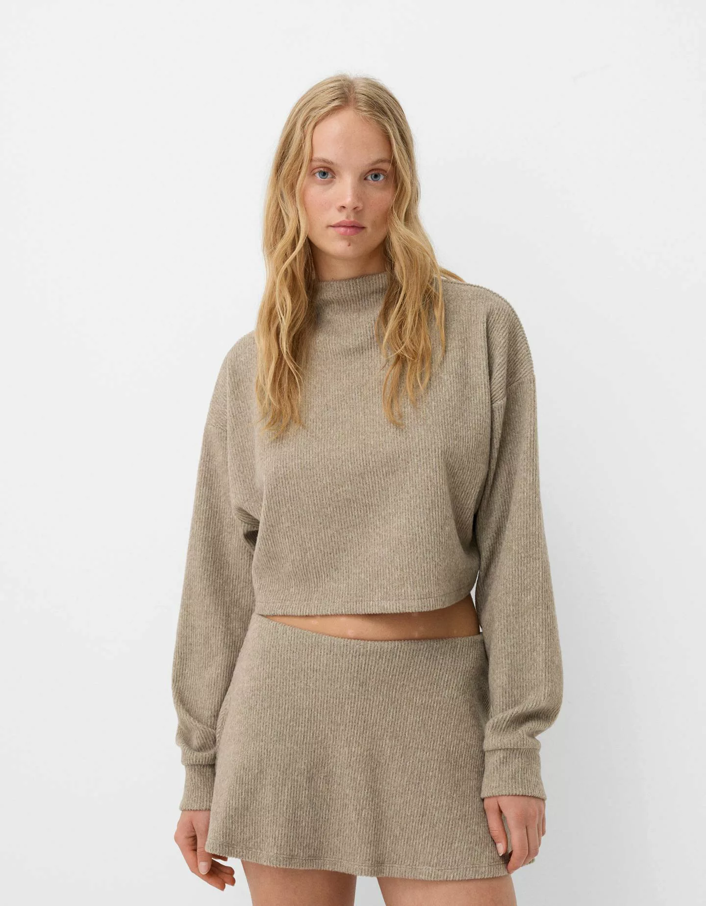 Bershka Soft-Touch-Pullover Mit Stehkragen Und Rippenmuster Damen L Sandfar günstig online kaufen