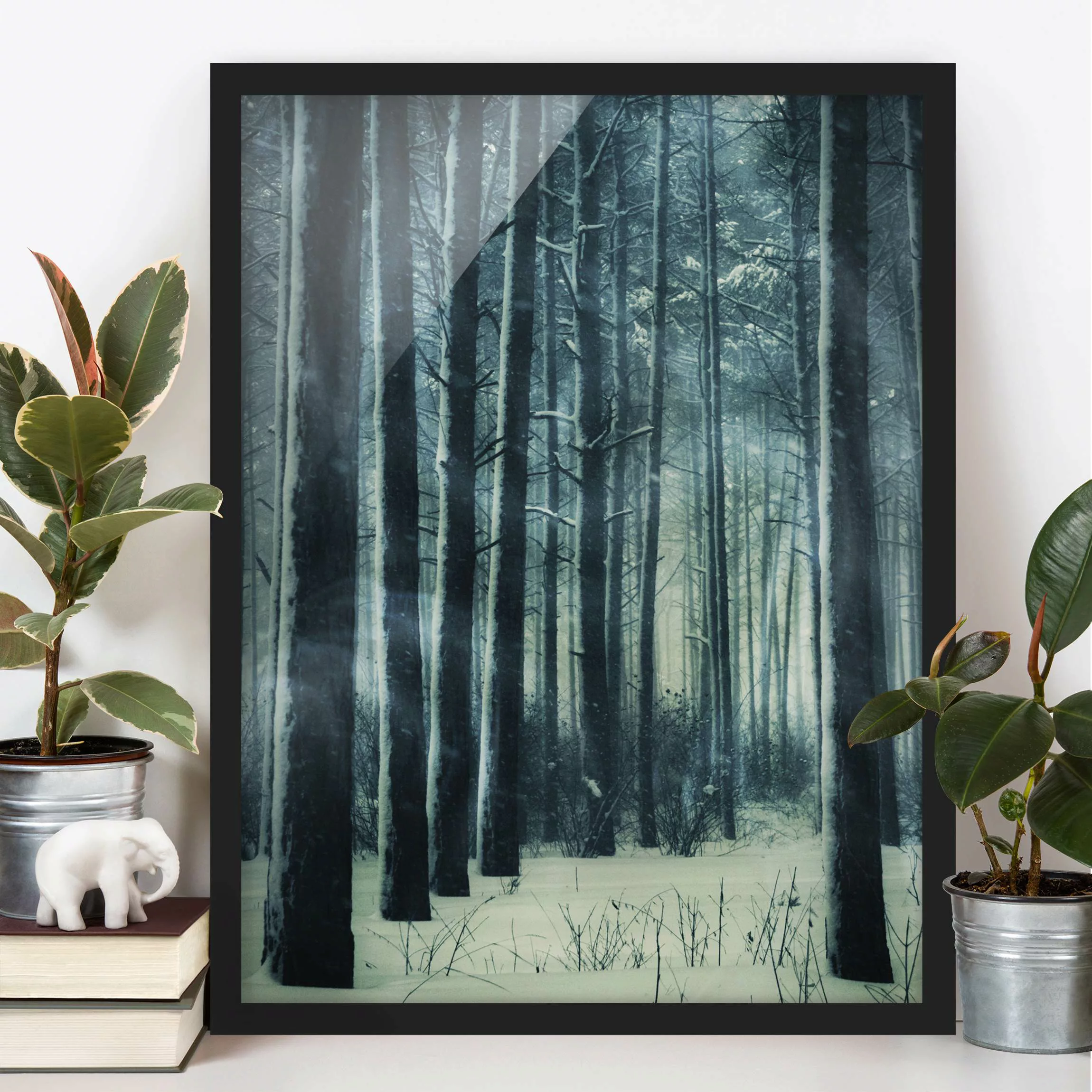 Bild mit Rahmen Natur & Landschaft - Hochformat Mystischer Winterwald günstig online kaufen