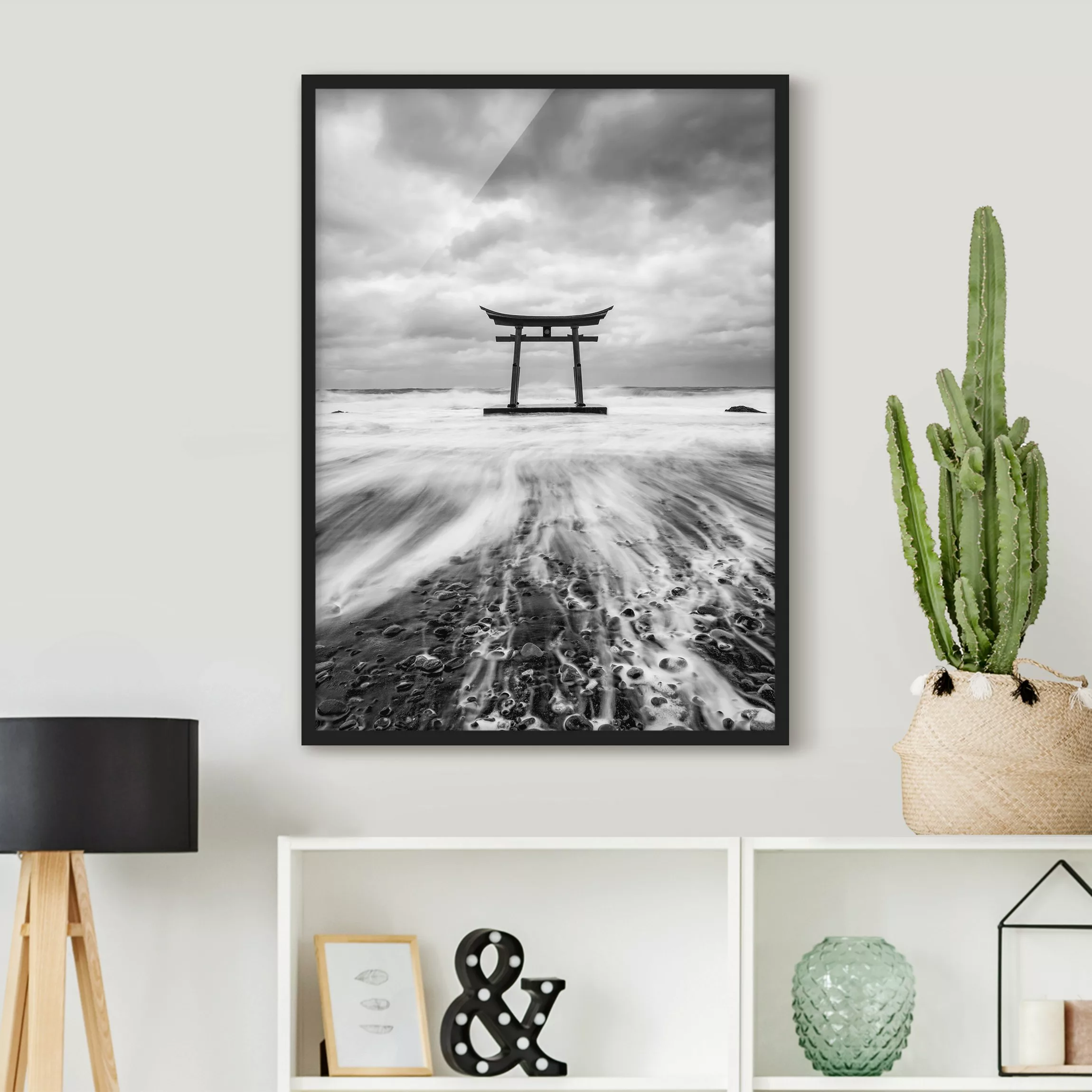 Bild mit Rahmen Japanisches Torii im Meer günstig online kaufen