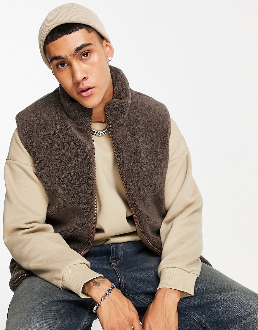 ASOS DESIGN – Puffer-Gilet aus Teddyfell in Braun günstig online kaufen