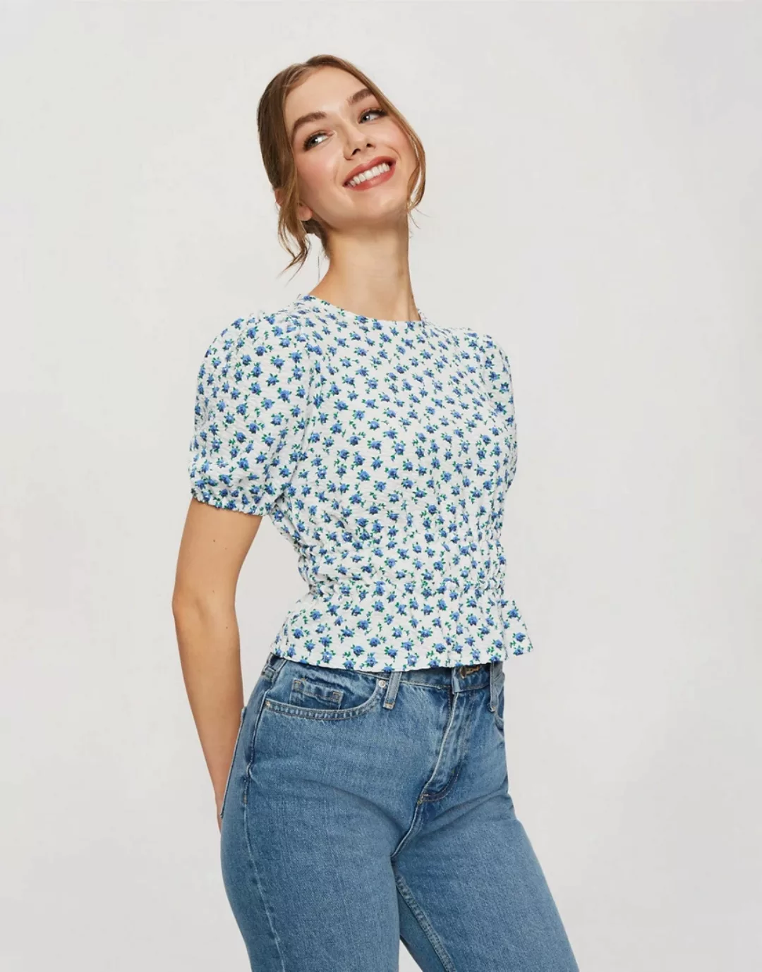 Miss Selfridge – Blau geblümtes Oberteil mit geraffter Taille-Weiß günstig online kaufen
