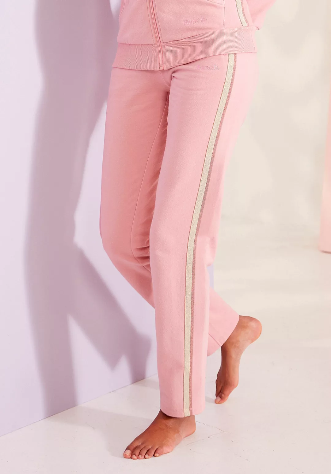 Bench. Loungewear Relaxhose, mit Glitzer Seitenstreifen, Loungeanzug günstig online kaufen