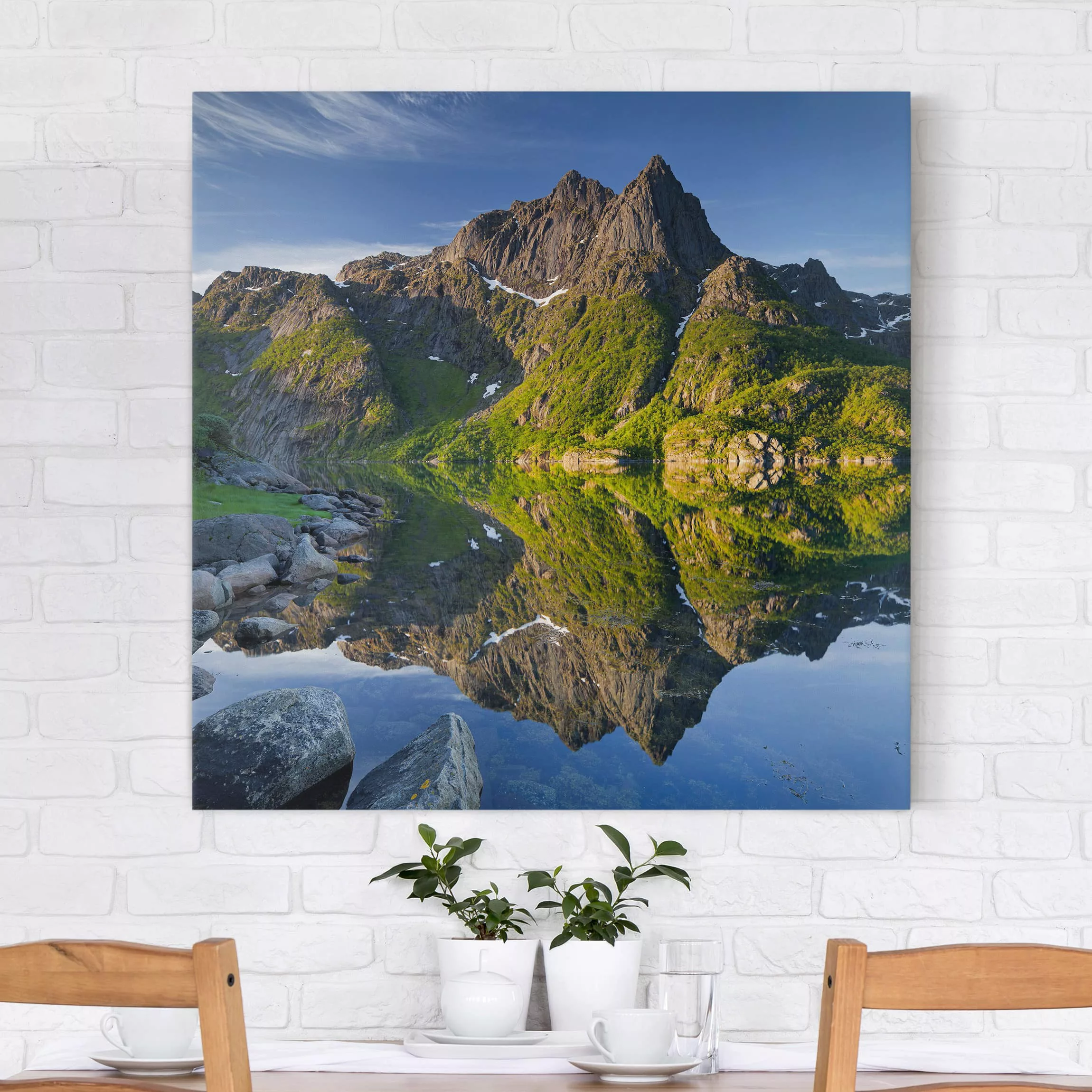 Leinwandbild Berg - Quadrat Berglandschaft mit Wasserspiegelung in Norwegen günstig online kaufen