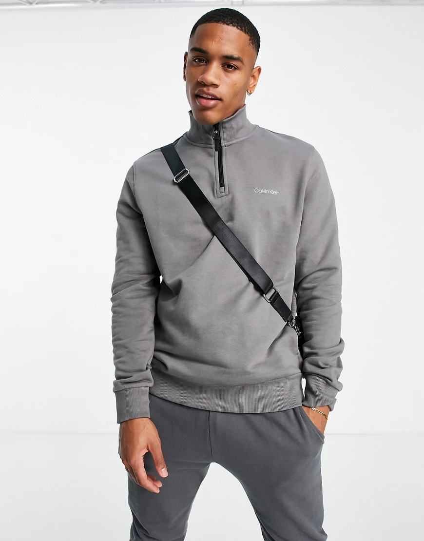 Calvin Klein – Sweatshirt in Grau mit kleinem Logo auf der Brust und kurzem günstig online kaufen