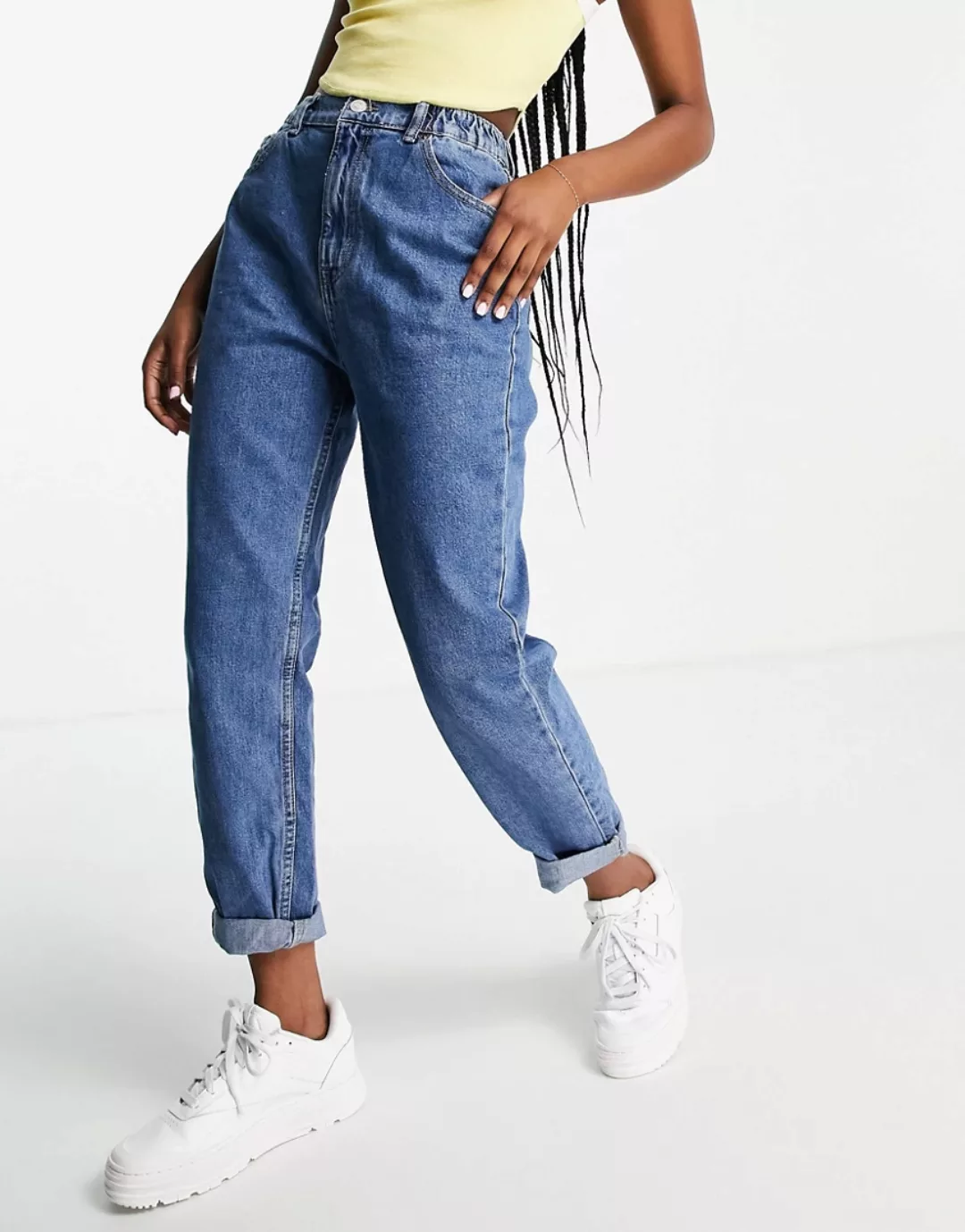 Pull&Bear – Mittelblaue Mom-Jeans mit elastischer Taille günstig online kaufen