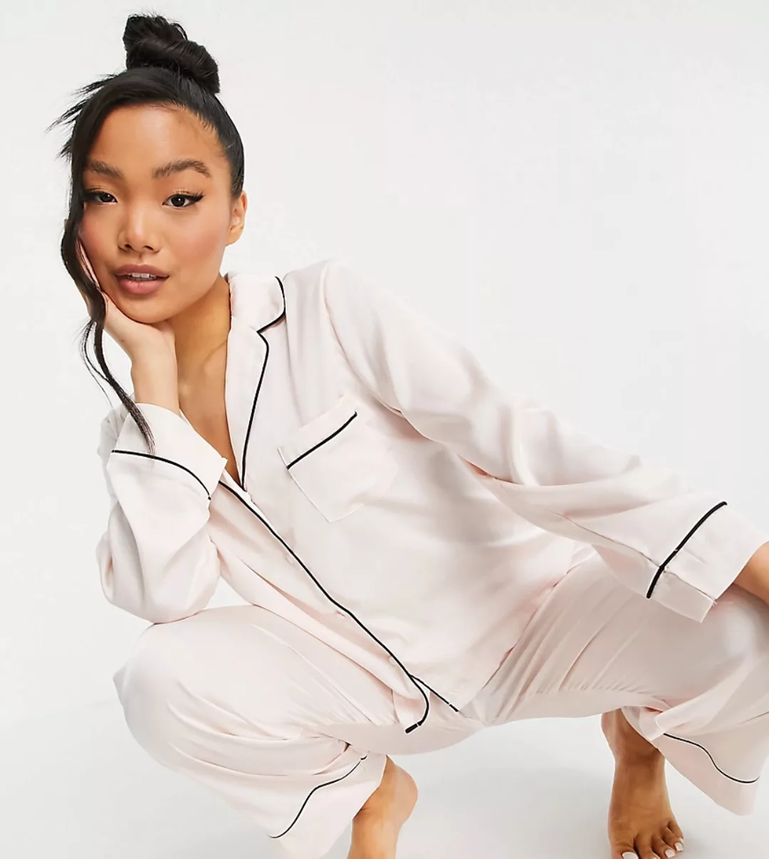 ASOS DESIGN Petite – Satin-Pyjamaset mit langärmligem Hemd und Hose in Rosa günstig online kaufen
