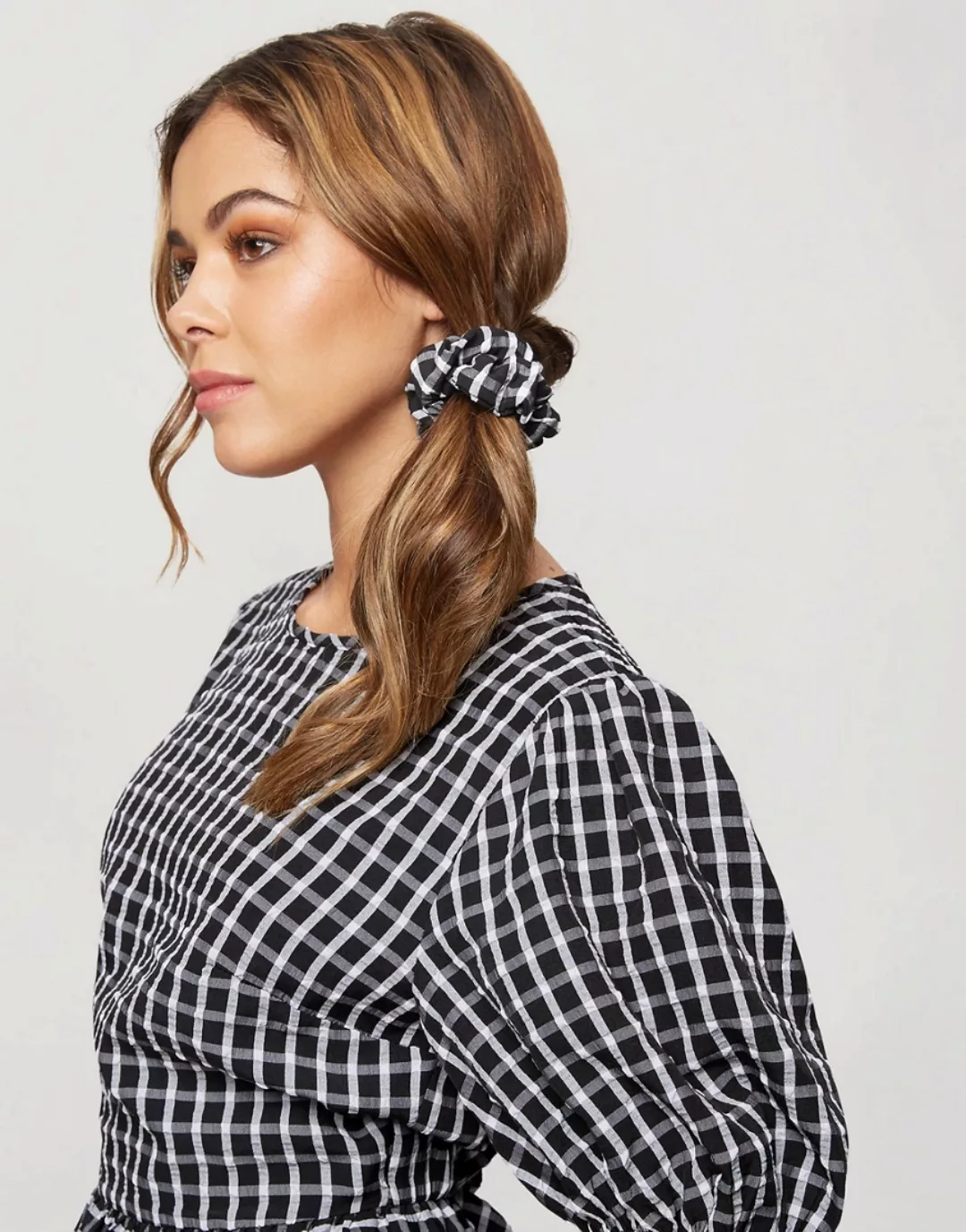 Miss Selfridge – Hochgeschlossene, schwarz karierte Bluse mit Puffärmeln günstig online kaufen