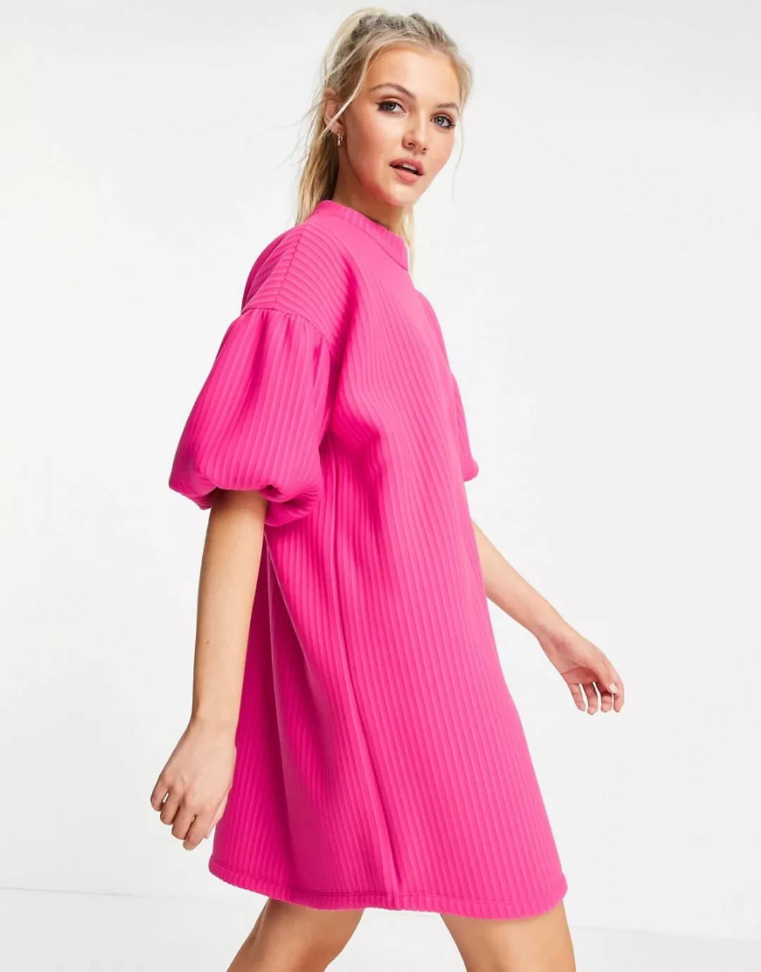 ASOS DESIGN - Geripptes, hochgeschlossenes Minikleid mit Ballonärmeln in Ro günstig online kaufen