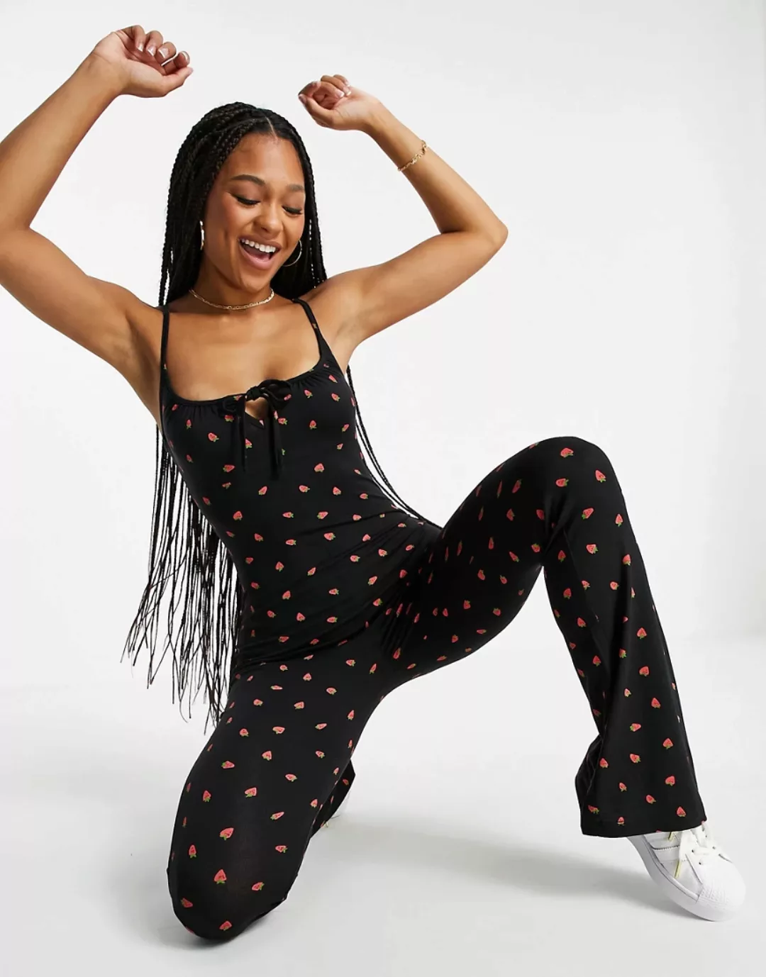 Topshop – Jumpsuit mit Riemchen und Erdbeermuster-Schwarz günstig online kaufen