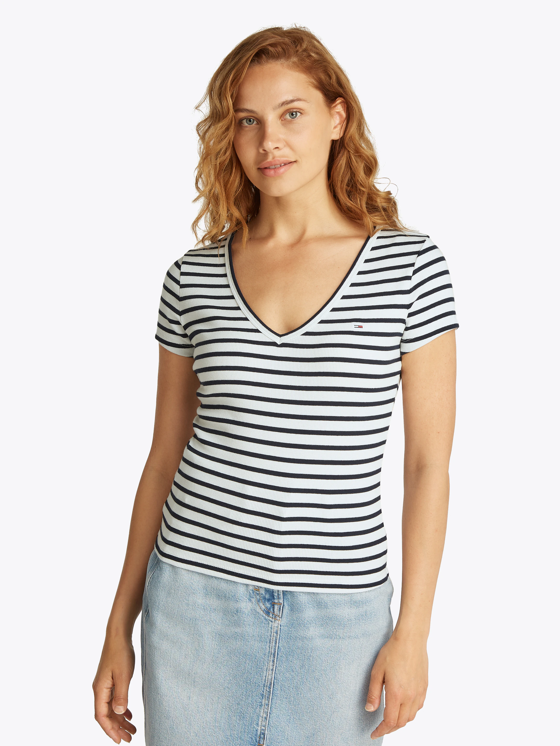 Tommy Jeans T-Shirt "TJW SLIM ESSENTIAL RIB V SS", mit Logostickerei günstig online kaufen