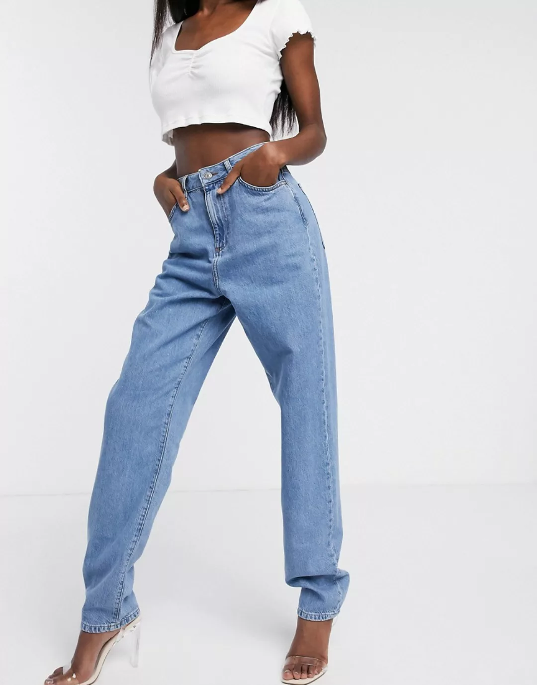 ASOS DESIGN – Leichte Mom-Jeans in mittlerer Waschung-Blau günstig online kaufen