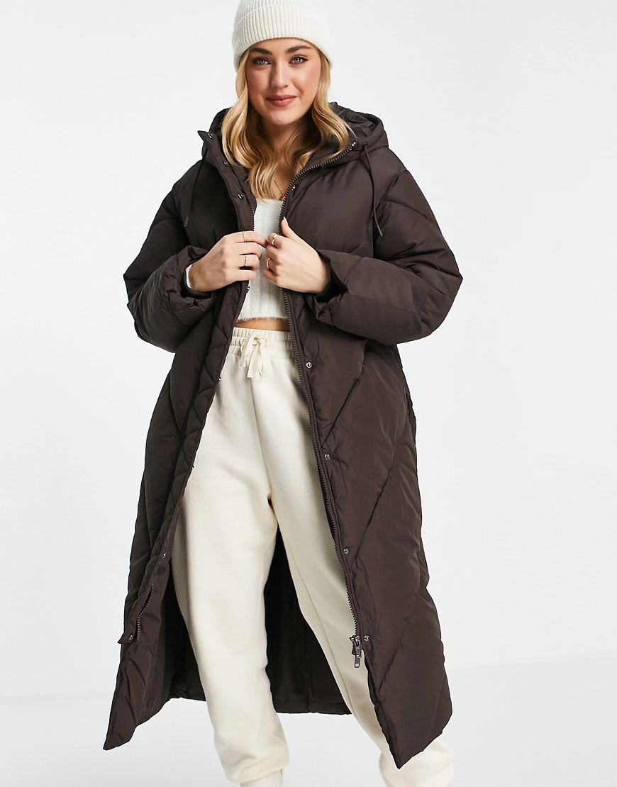 Monki – Wattierter Mantel mit Kapuze aus recyceltem Material in Braun günstig online kaufen