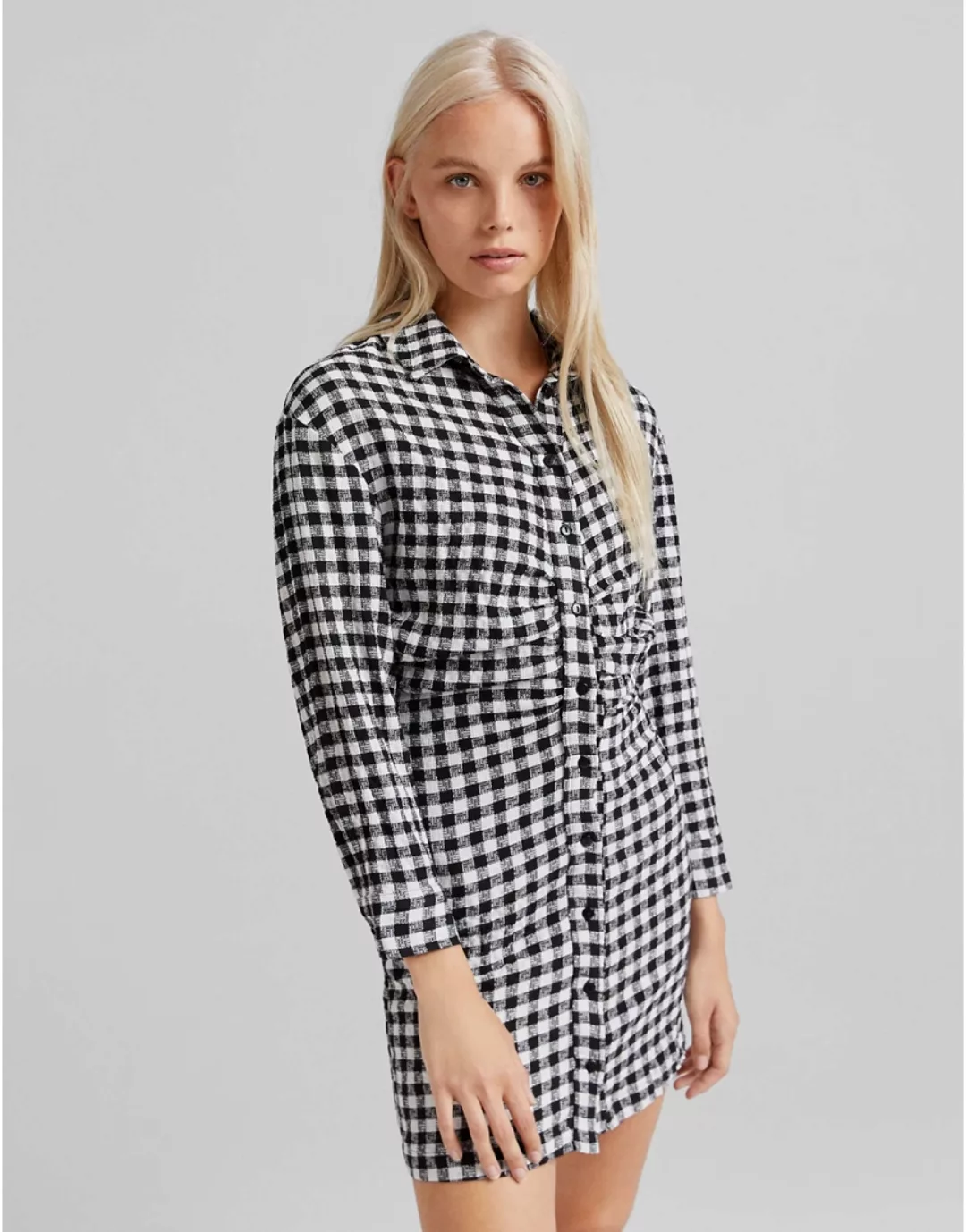 Bershka – Gerafftes Hemdkleid mit Vichykaros in Schwarz günstig online kaufen