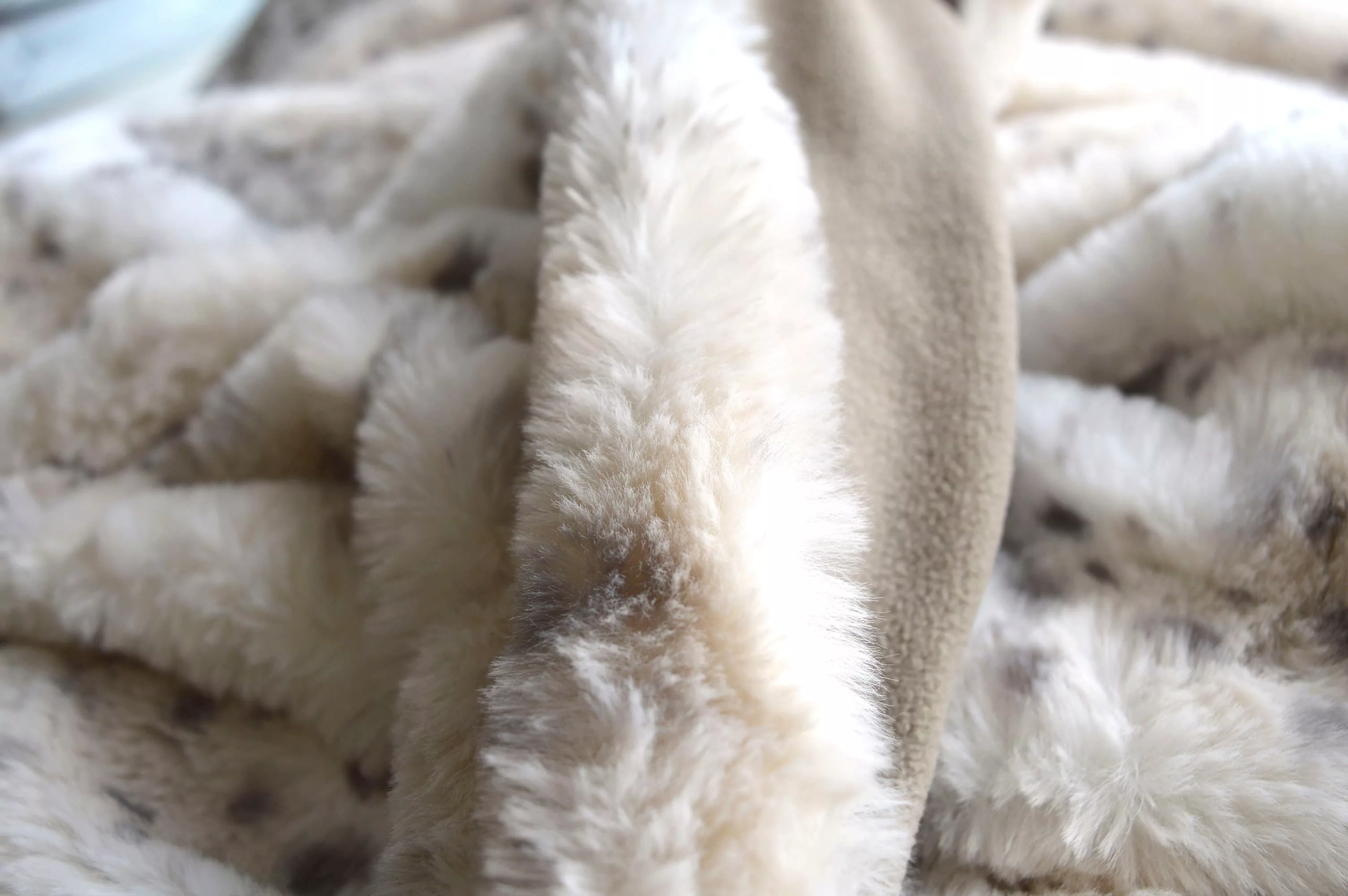 MESANA Wohndecke »Schneeleopard«, aus hochwertigem Fellimitat günstig online kaufen