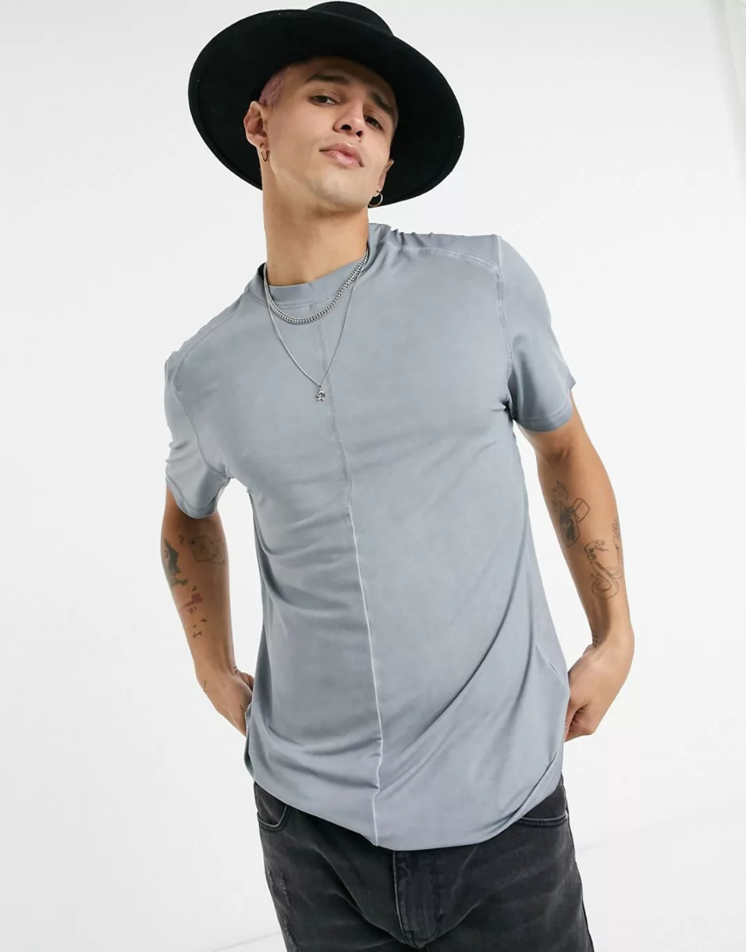 ASOS DESIGN – T-Shirt aus Poly-Trikot mit Oil-Wash-Effekt-Grau günstig online kaufen