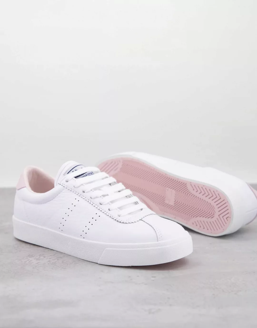 Superga 2843 – Sneaker in Weiß aus Leder mit rosa Etikett hinten günstig online kaufen