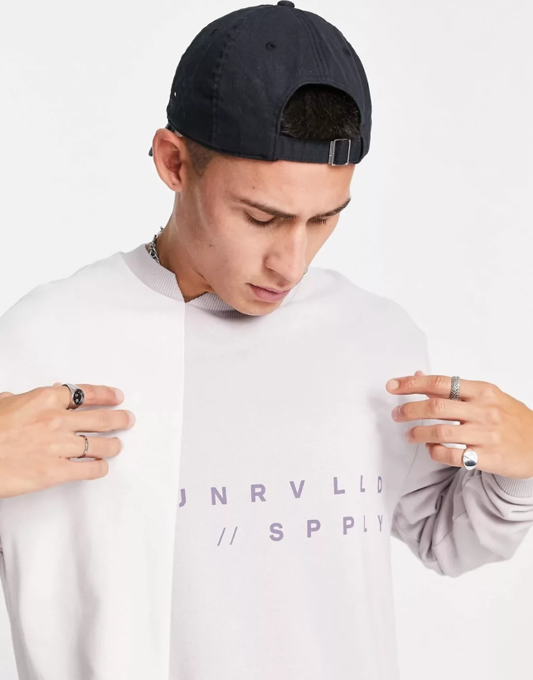 ASOS – Unrvlld Spply – Oversize-Sweatshirt mit Cut-and-Sew-Details und Logo günstig online kaufen