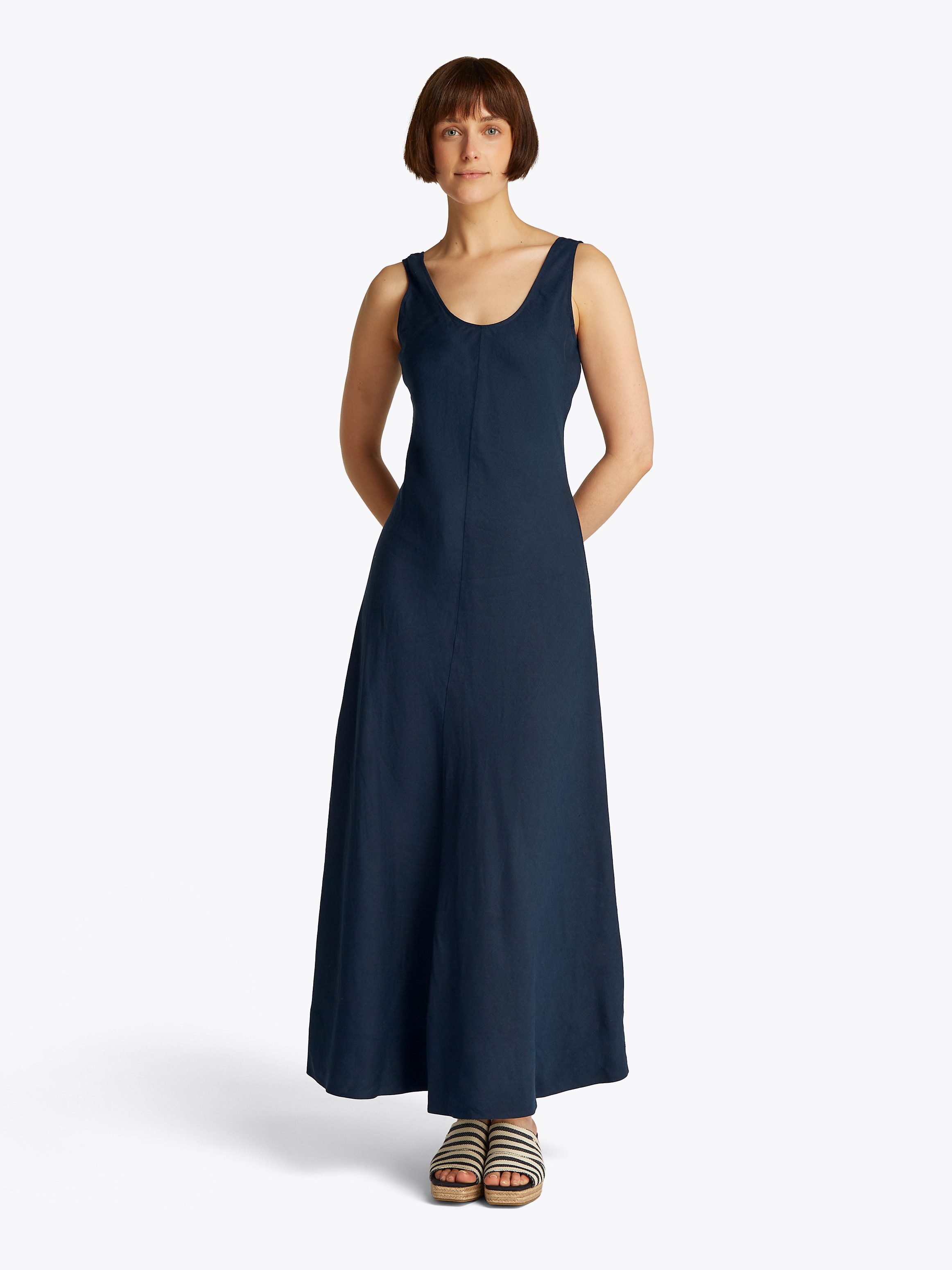 Tommy Hilfiger Maxikleid "TEXTURED LINEN TANK MAXI DRESS", mit Metalllabel, günstig online kaufen