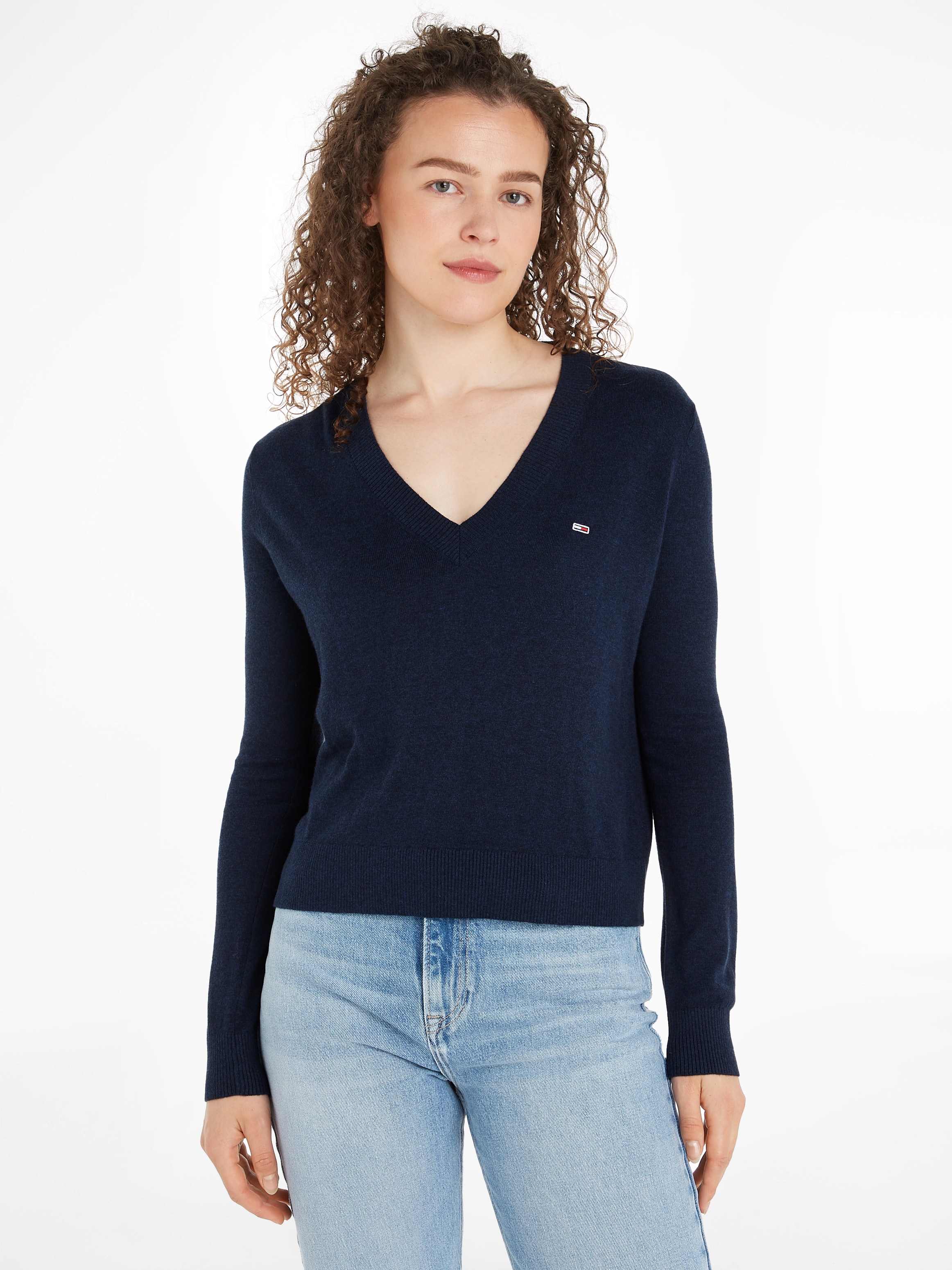 Tommy Jeans Strickpullover "TJW ESSENTIAL VNECK SWEATER EXT", mit Logostick günstig online kaufen