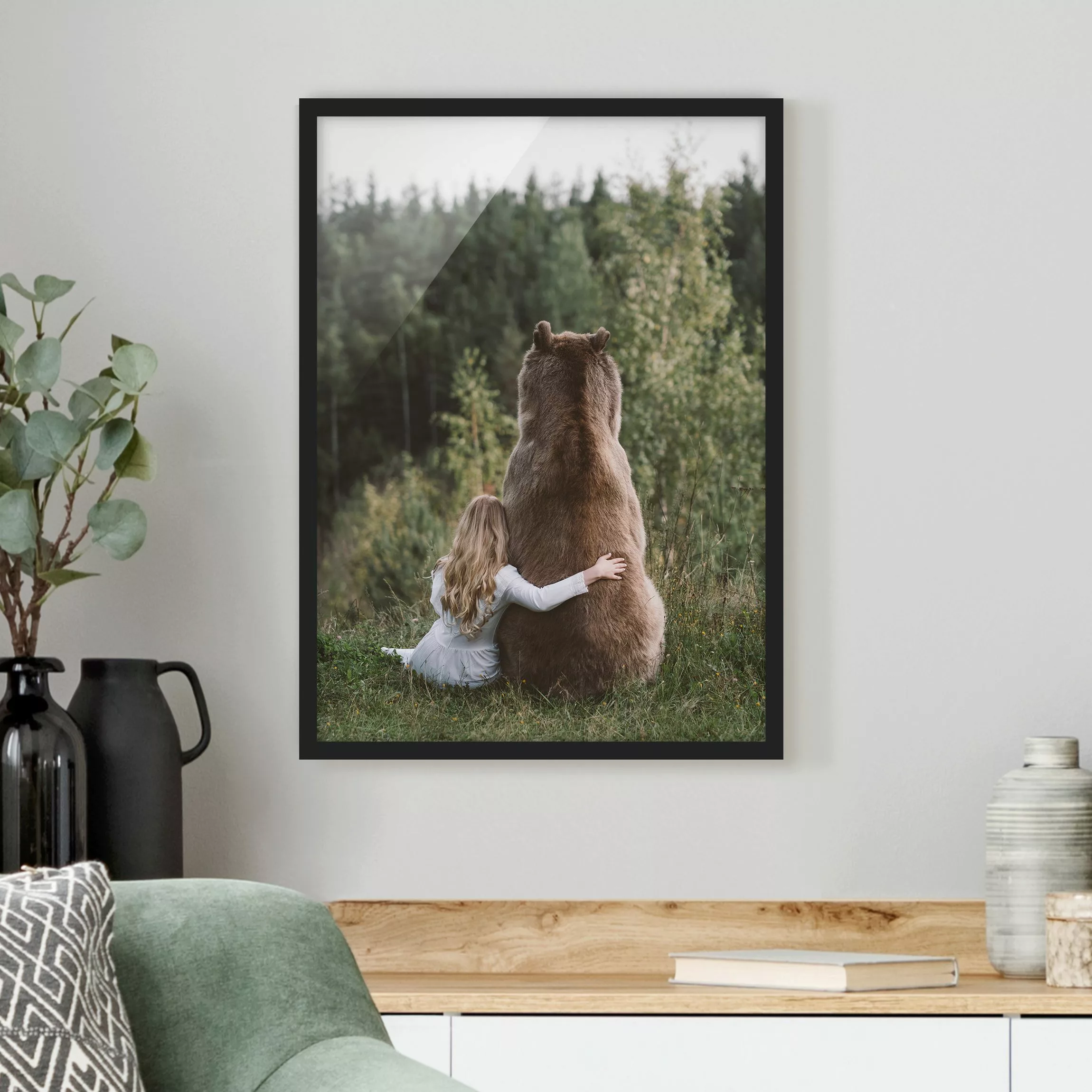 Bild mit Rahmen Tiere - Hochformat Mädchen mit Braunbär günstig online kaufen