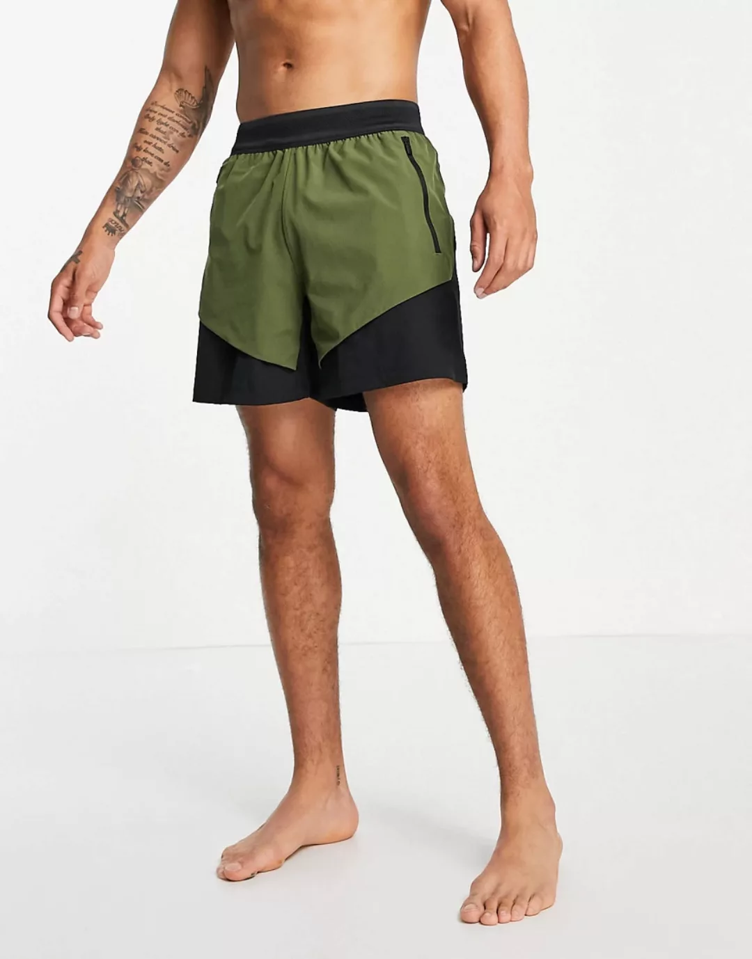 adidas – Yoga – Funktions-Shorts in Khaki und Schwarz-Grün günstig online kaufen
