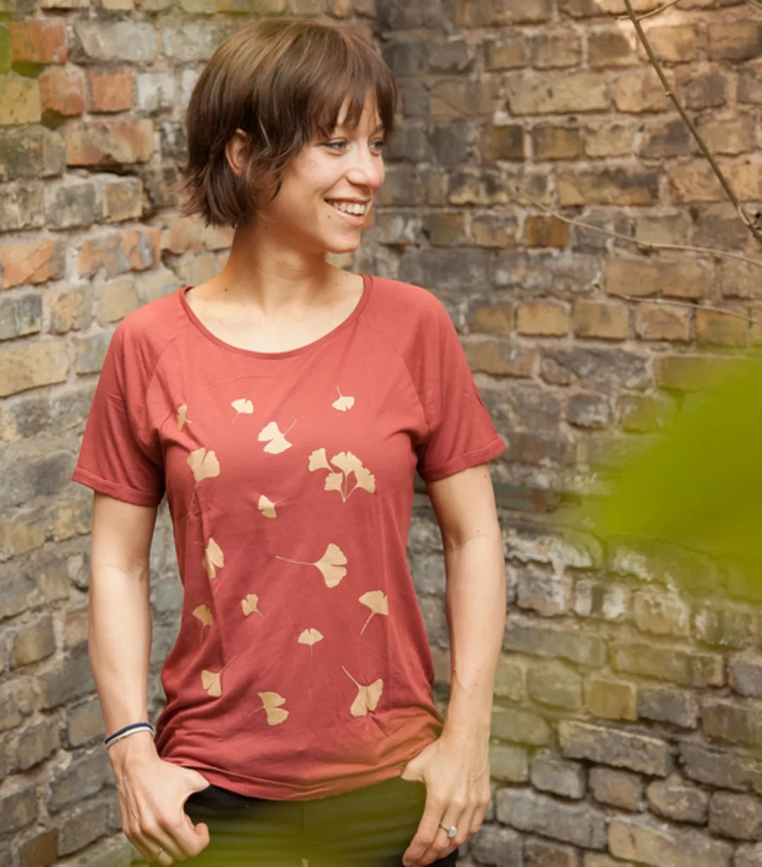 Goldene Ginkgoblätter - Fair Gehandeltes Modal Rolled Sleeve Frauen T-shirt günstig online kaufen