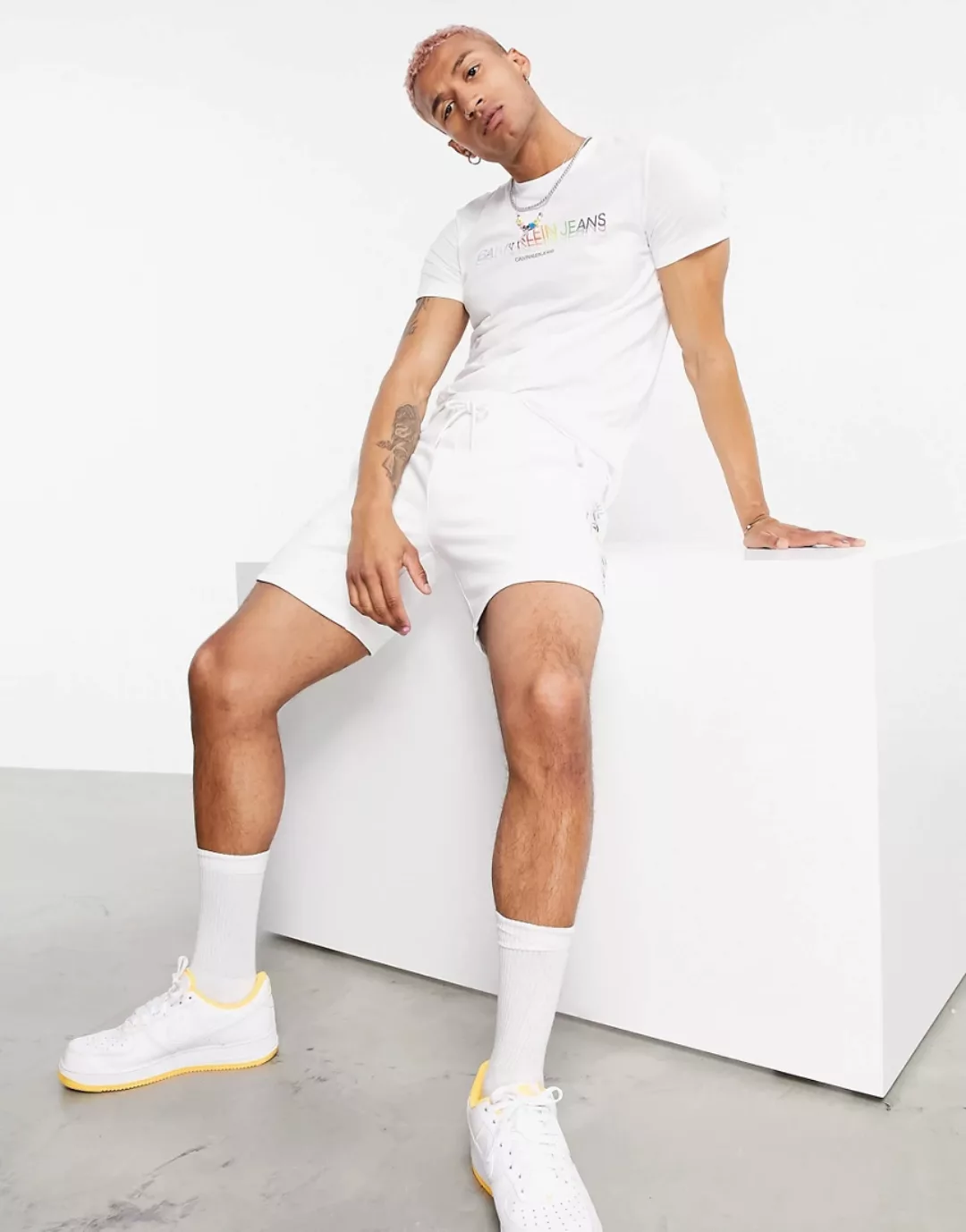 Calvin Klein Jeans – Pride – Shorts in Weiß mit seitlichem Regenbogen-Logo günstig online kaufen