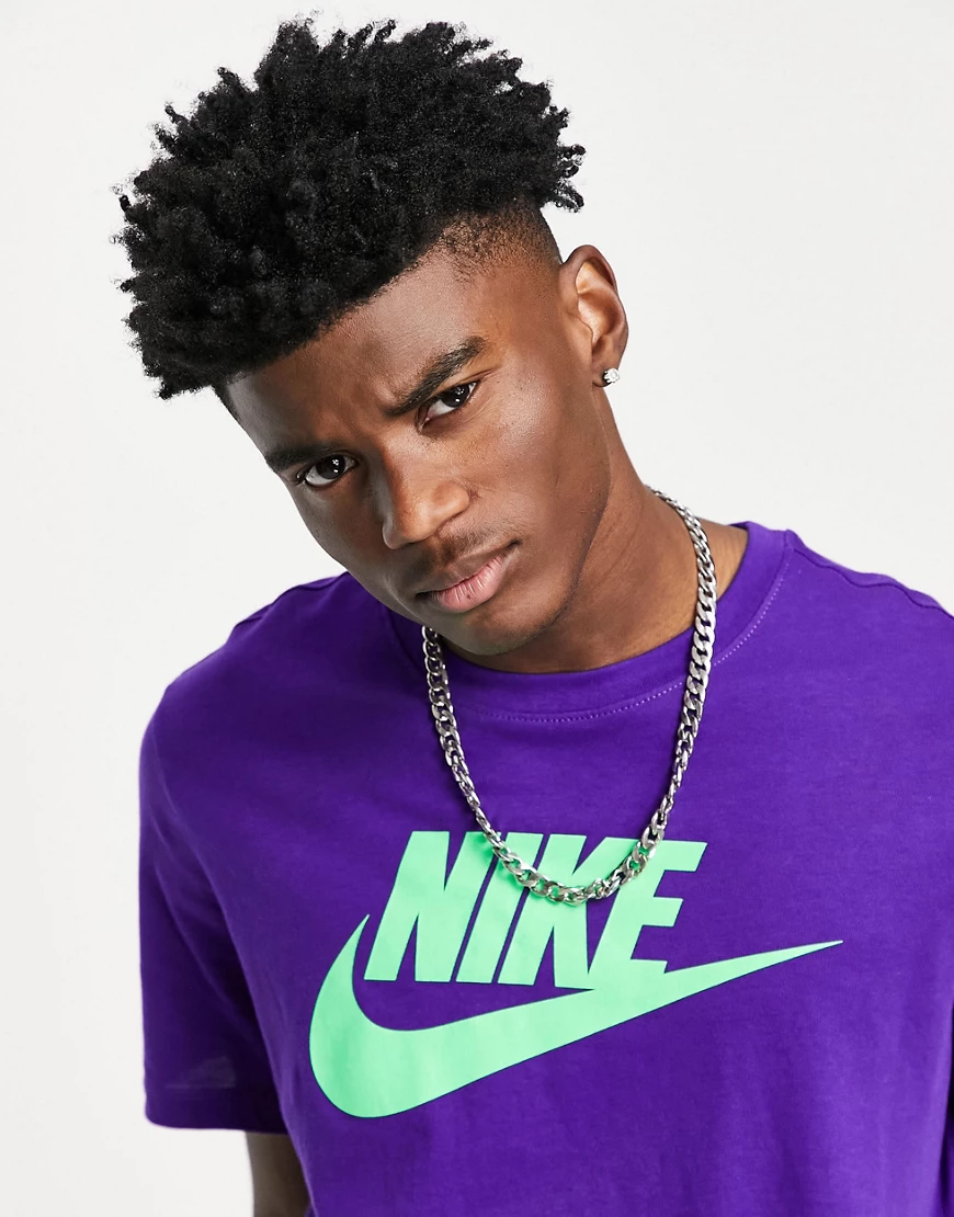 Nike – Futura Icon – T-Shirt in Lila mit Logo-Violett günstig online kaufen