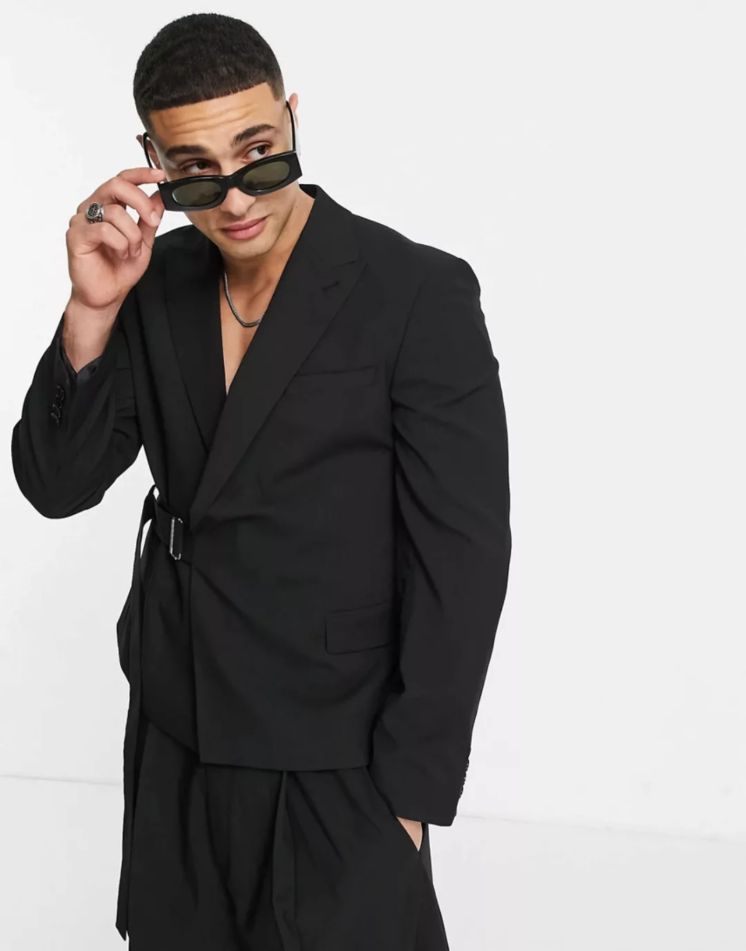 ASOS DESIGN – Schmale, kurz geschnittene Anzugjacke aus schwarzem Twill mit günstig online kaufen