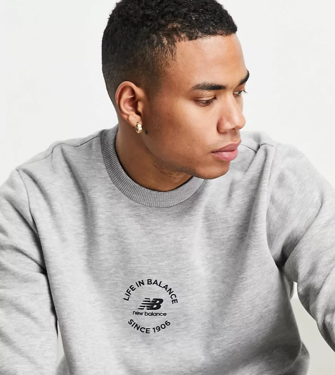 New Balance – Sweatshirt in Grau mit „Life in Balance“-Print – exklusiv bei günstig online kaufen