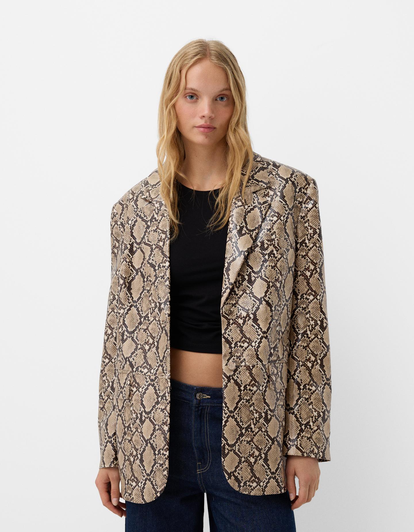 Bershka Blazer Aus Kunstleder Mit Animalprint Damen Xs Beige günstig online kaufen