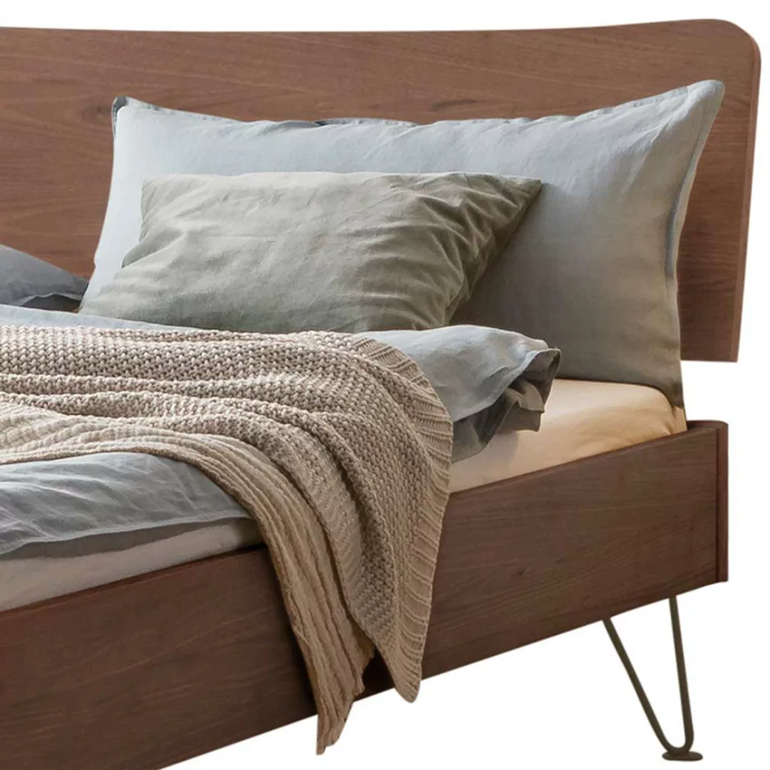 Massivholz Nussbaum geölt Bett 140x200 cm Vierfußgestell aus Metall günstig online kaufen
