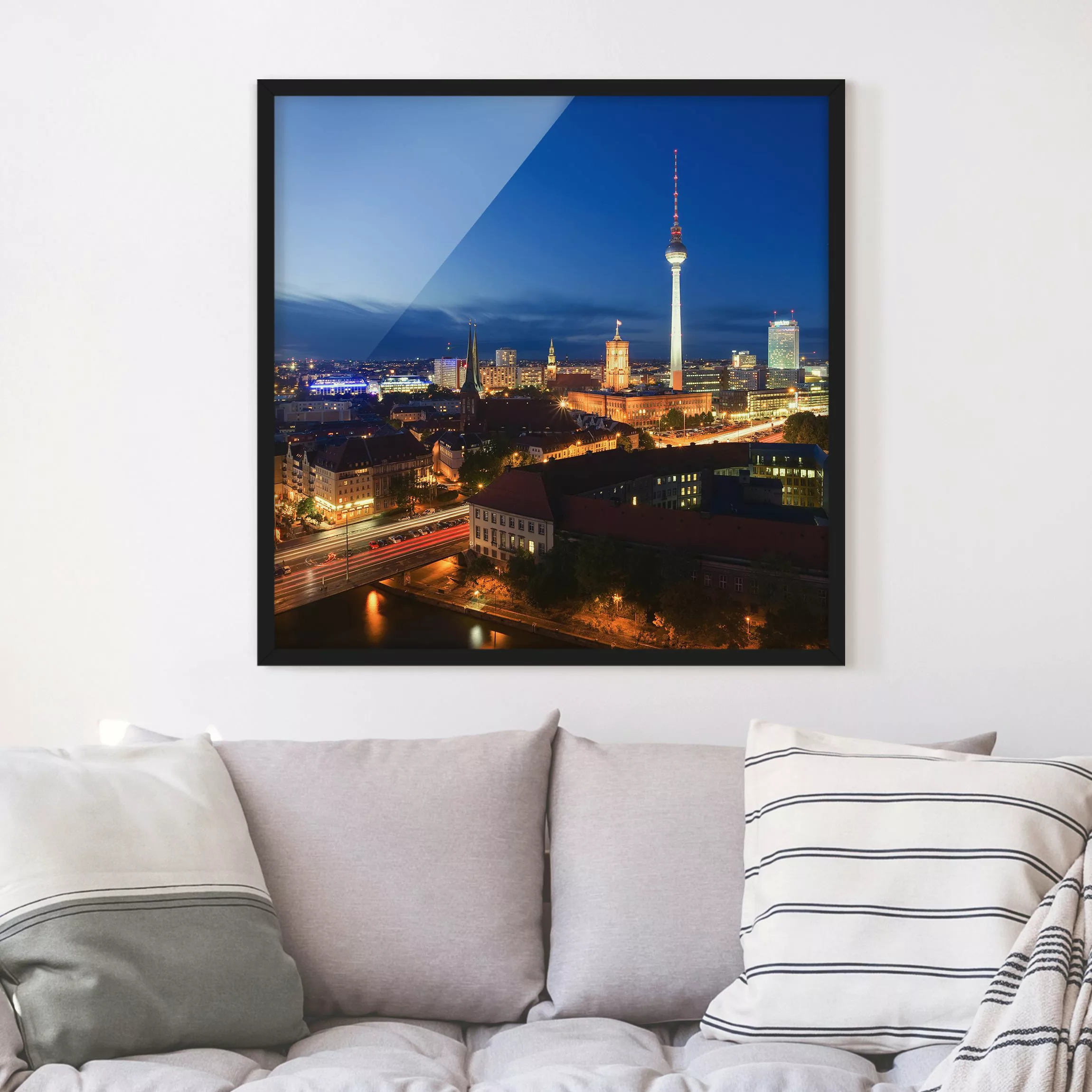 Bild mit Rahmen Architektur & Skyline - Quadrat Fernsehturm bei Nacht günstig online kaufen