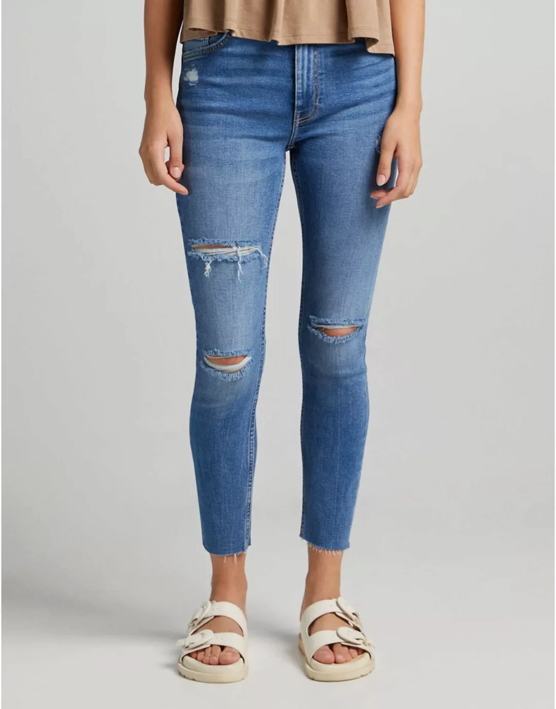 Bershka – Enge Jeans mit hohem Bund und Zierrissen in Mittel-Stein-Blau günstig online kaufen