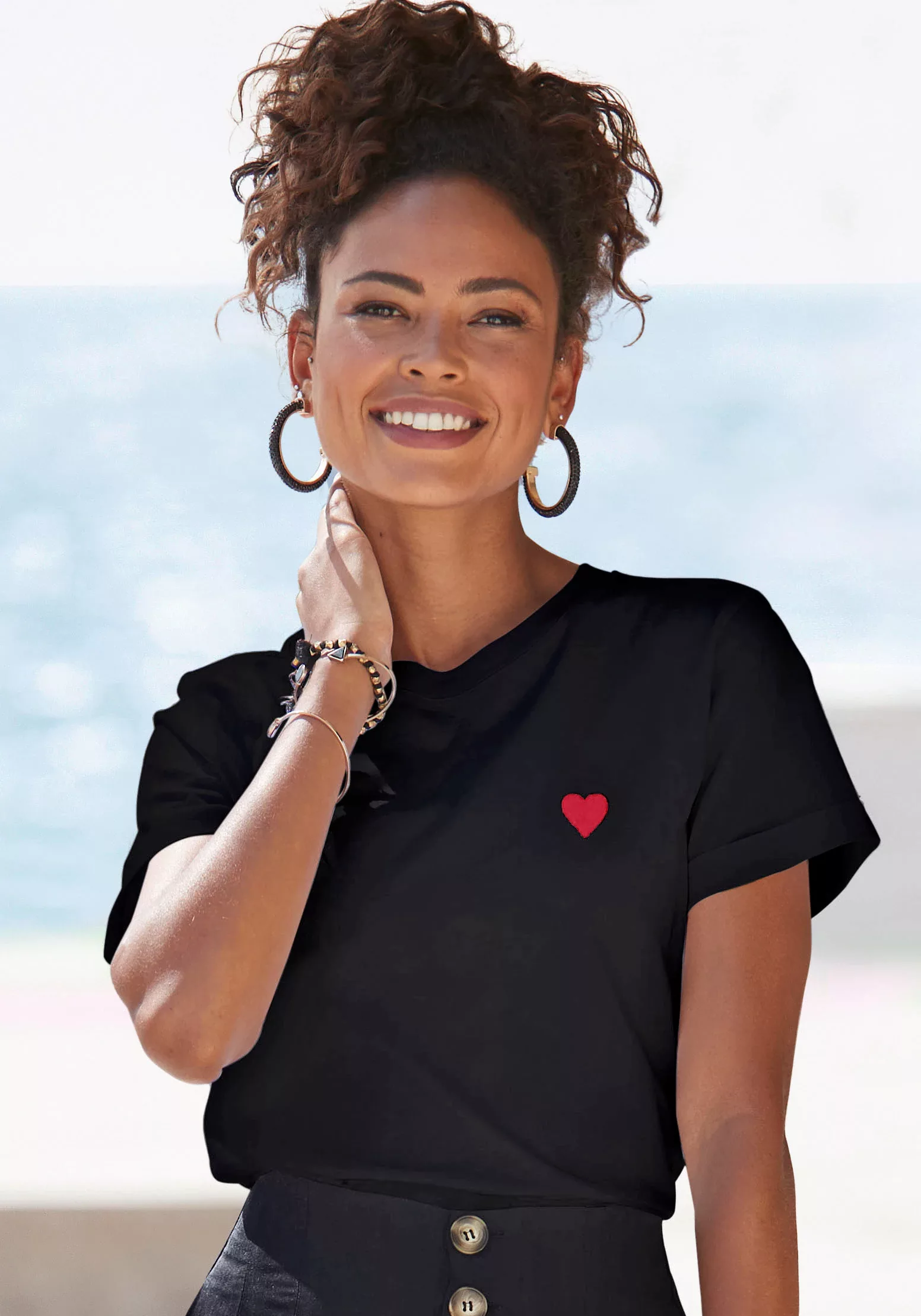 LASCANA T-Shirt mit süßer Herz-Stickerei, Kurzarmshirt aus Baumwolle günstig online kaufen