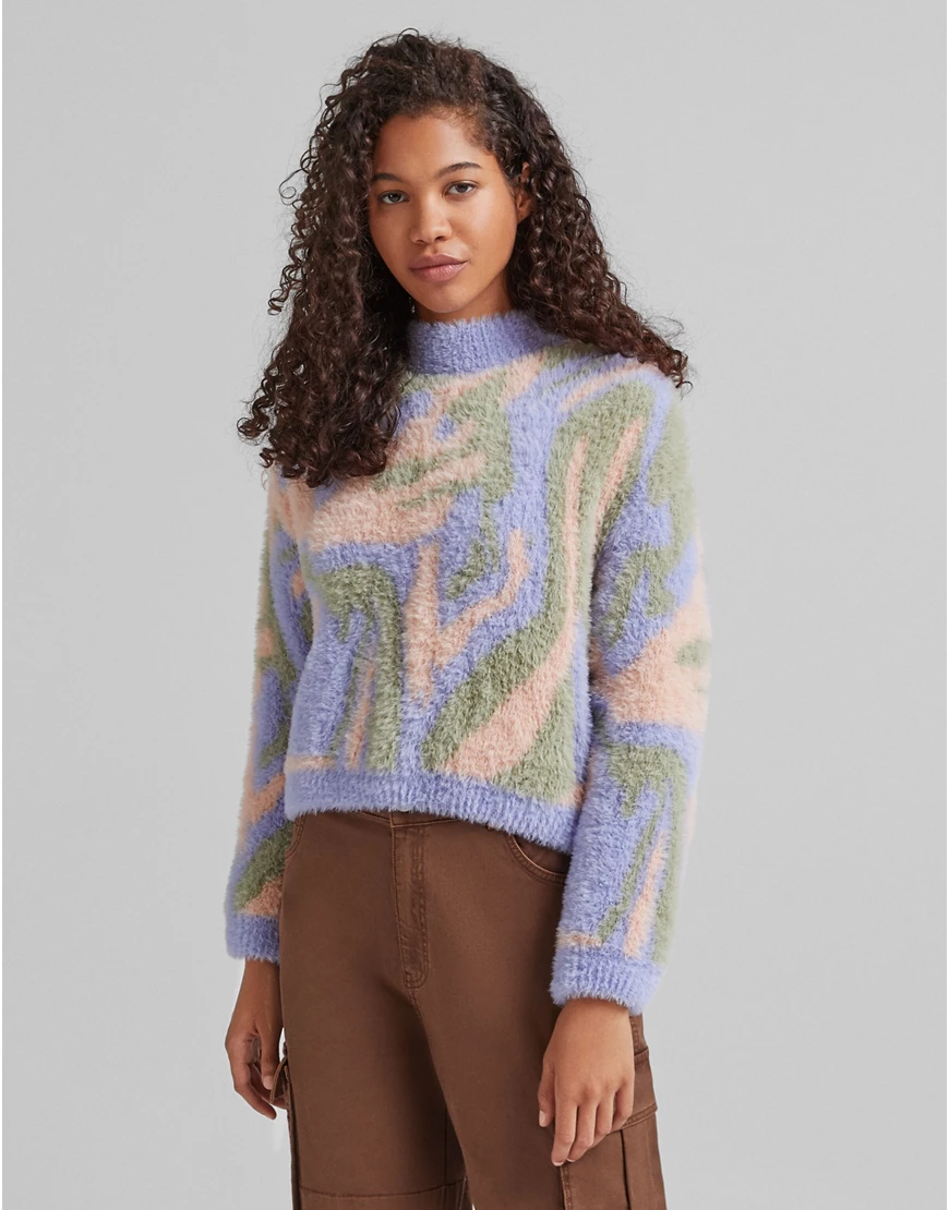 Bershka – Mehrfarbiger, flauschiger Pullover mit Retro-Print günstig online kaufen