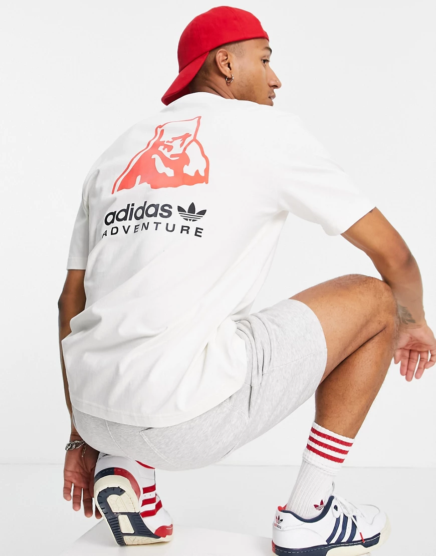 adidas Originals – Adventure – T-Shirt in Weiß mit Eisbär-Grafik günstig online kaufen